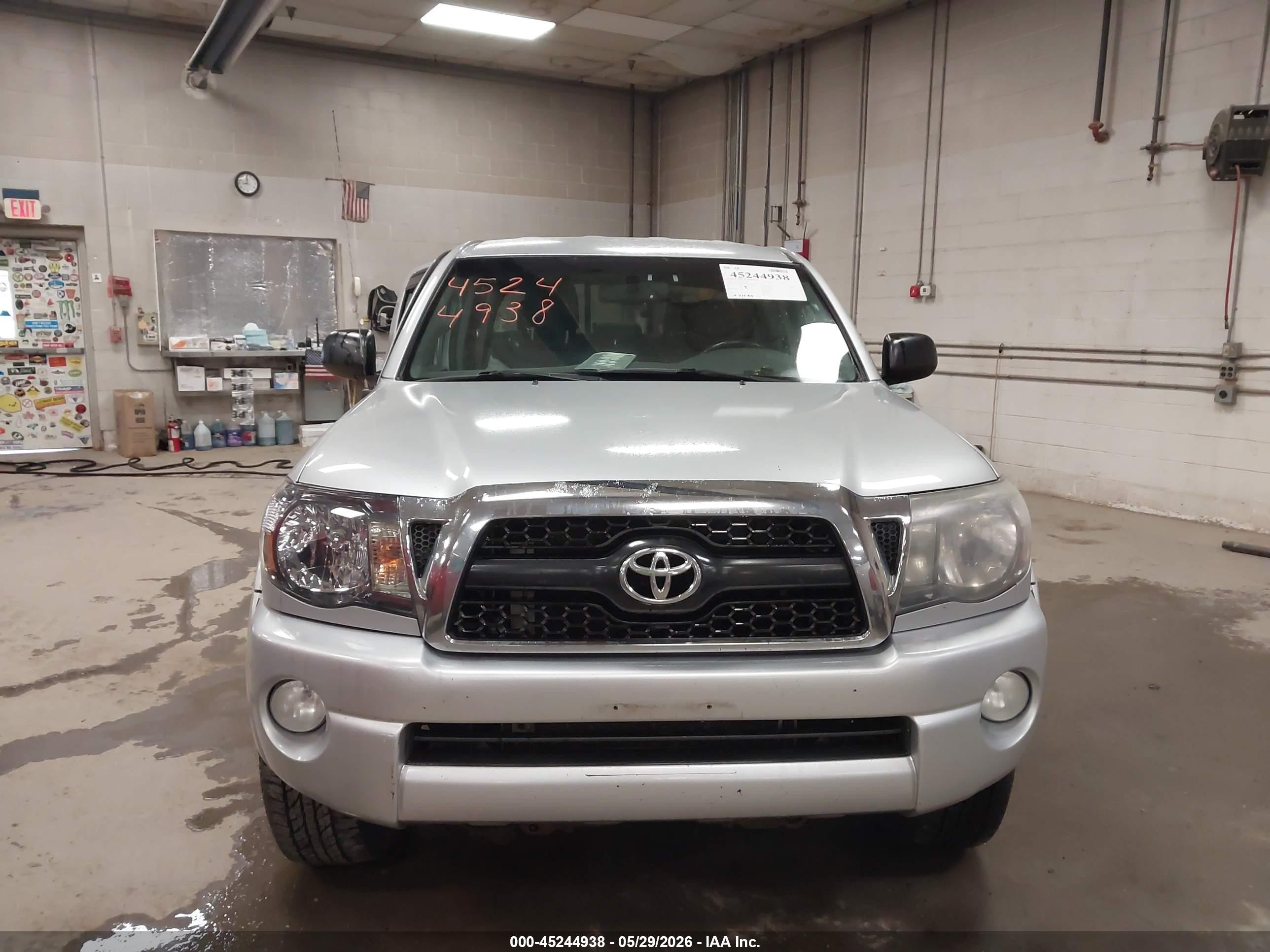 2011 Toyota Tacoma Base V6 Silver vin: 5TFLU4EN0BX008509