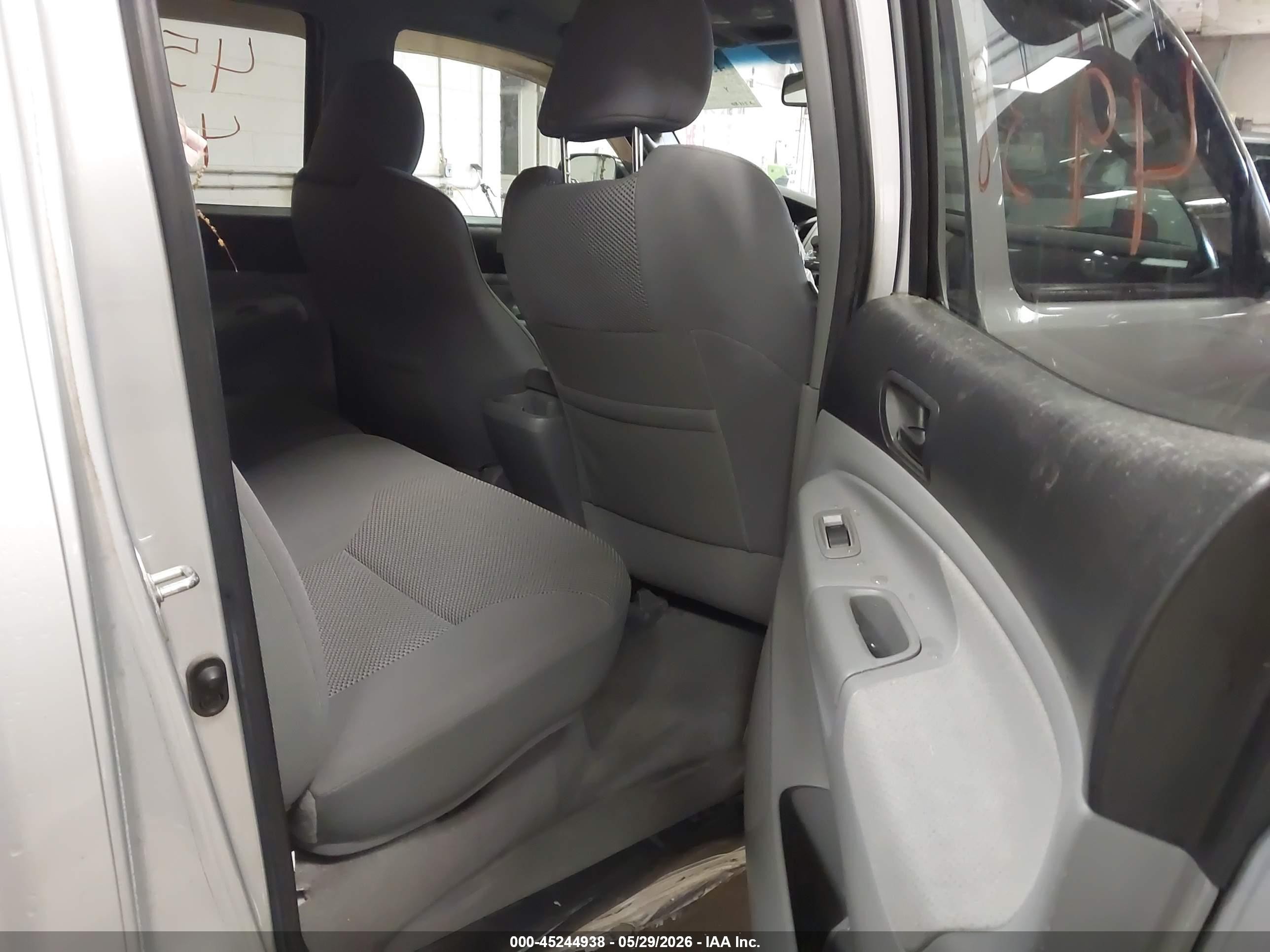 2011 Toyota Tacoma Base V6 Silver vin: 5TFLU4EN0BX008509