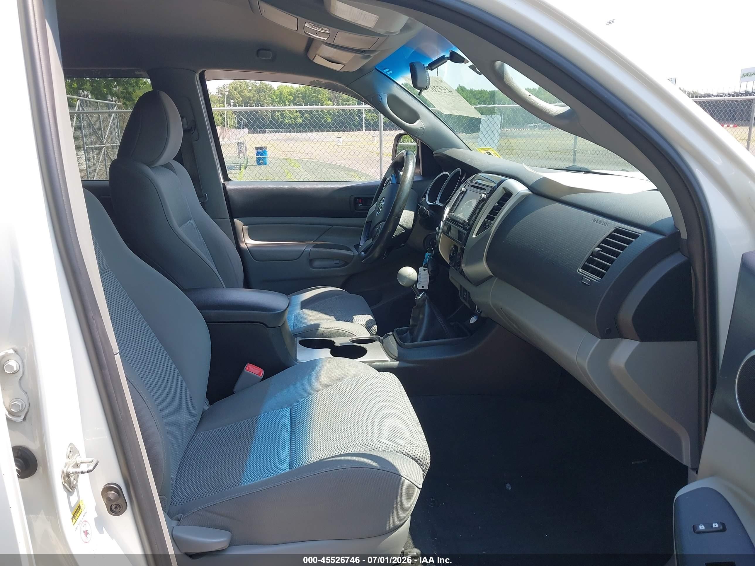 2015 Toyota Tacoma Base V6 White vin: 5TFLU4EN4FX132627