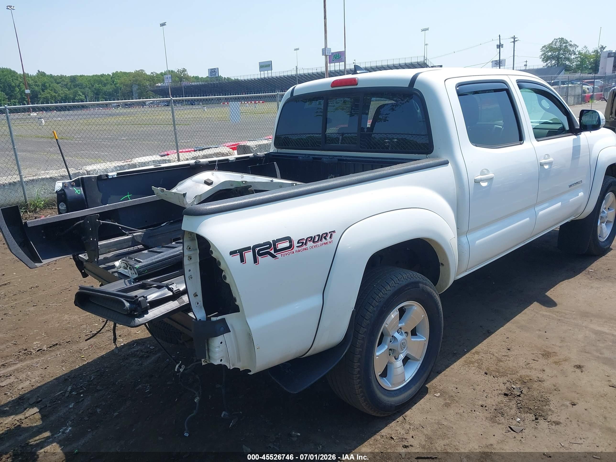 2015 Toyota Tacoma Base V6 White vin: 5TFLU4EN4FX132627