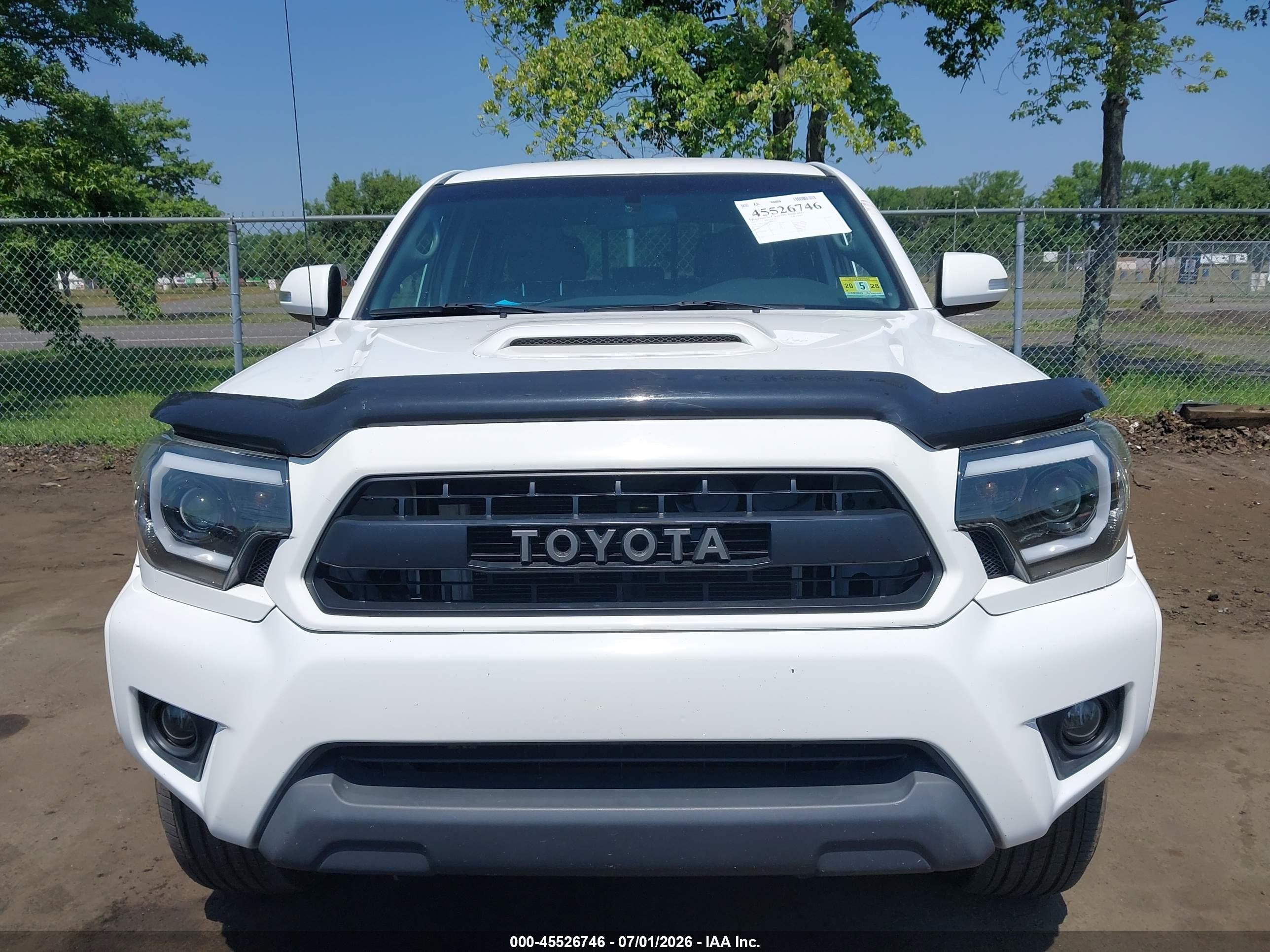 2015 Toyota Tacoma Base V6 White vin: 5TFLU4EN4FX132627