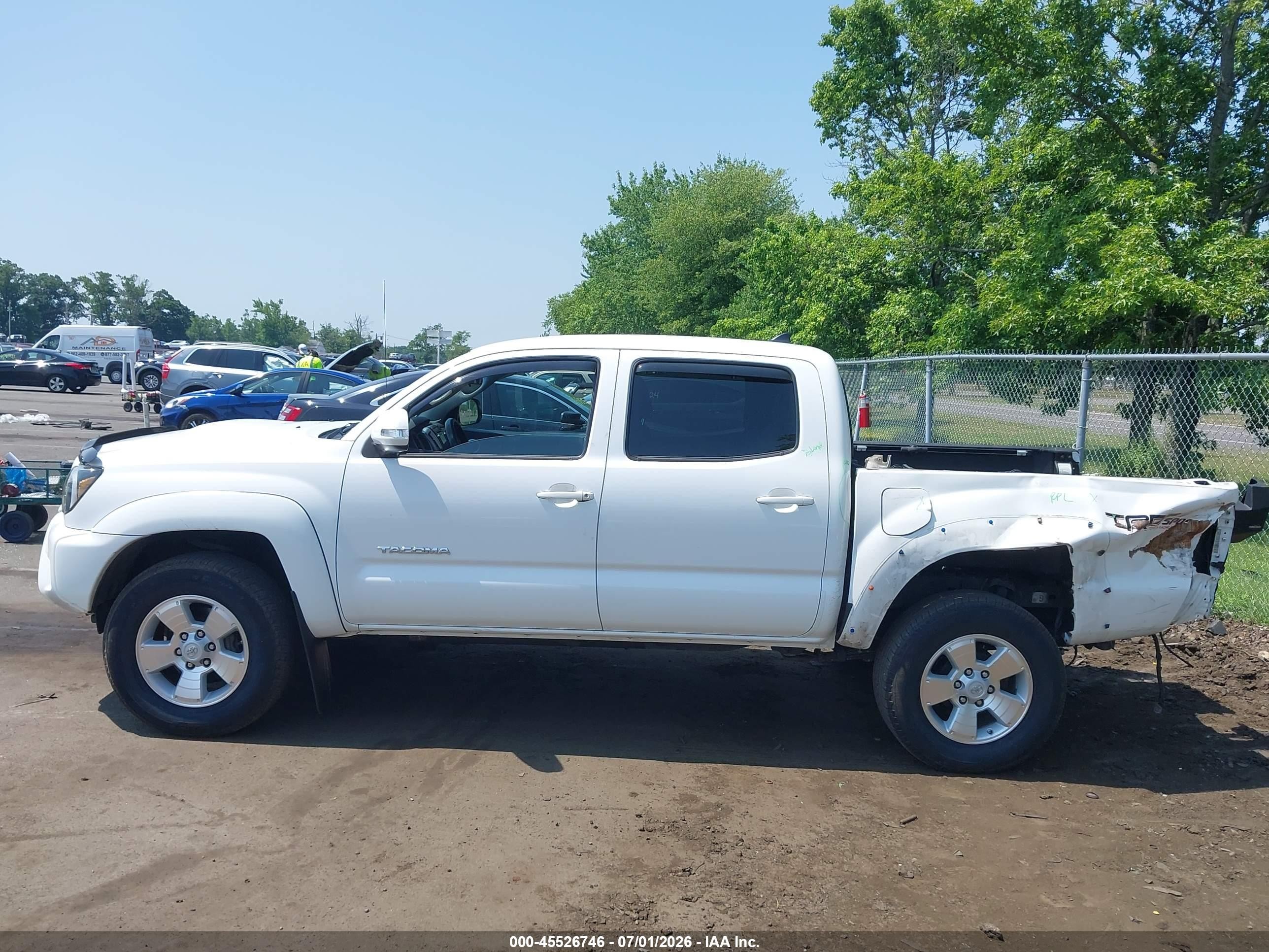 2015 Toyota Tacoma Base V6 White vin: 5TFLU4EN4FX132627