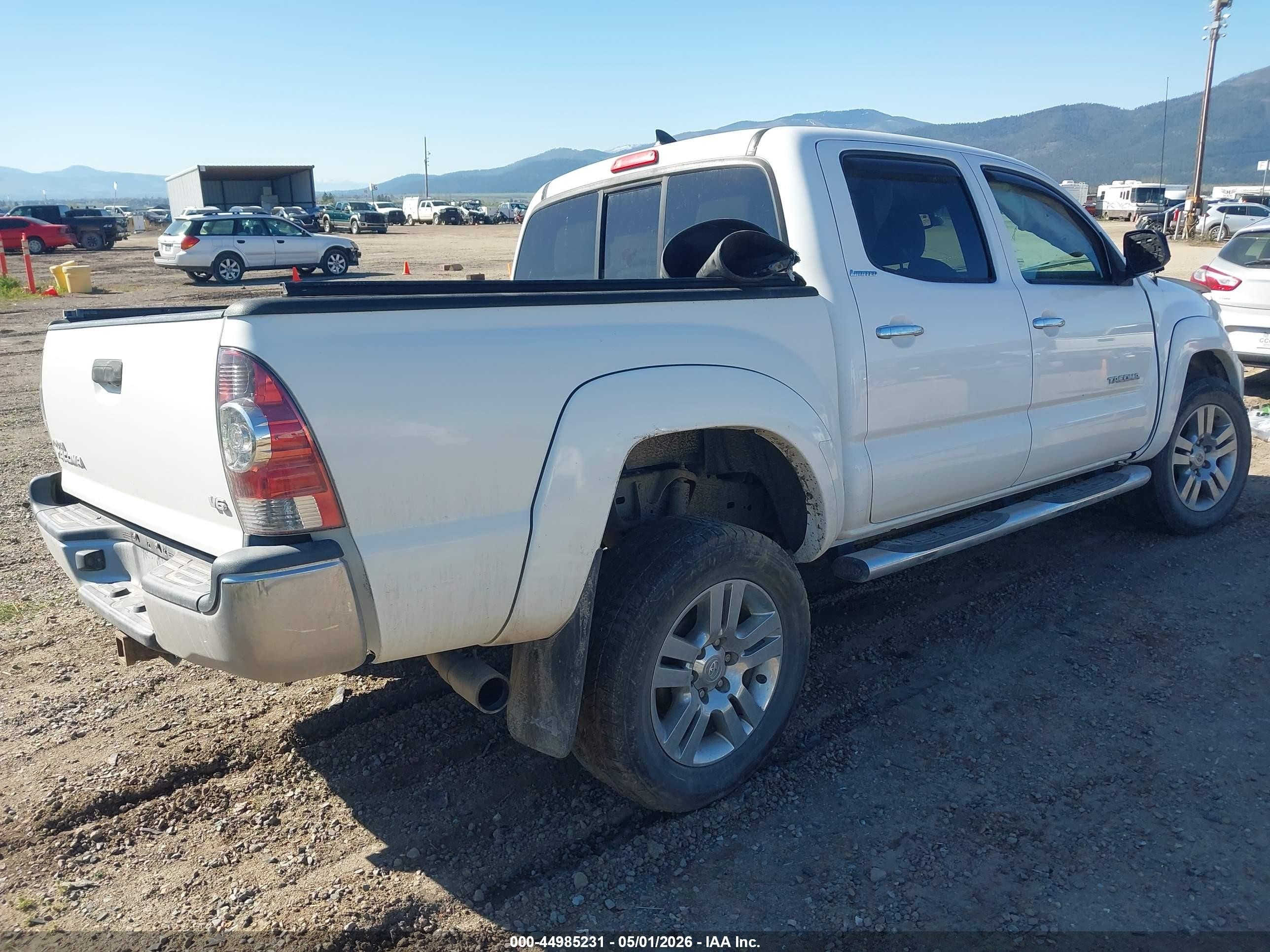 2015 Toyota Tacoma Base V6 White vin: 5TFLU4EN5FX143300
