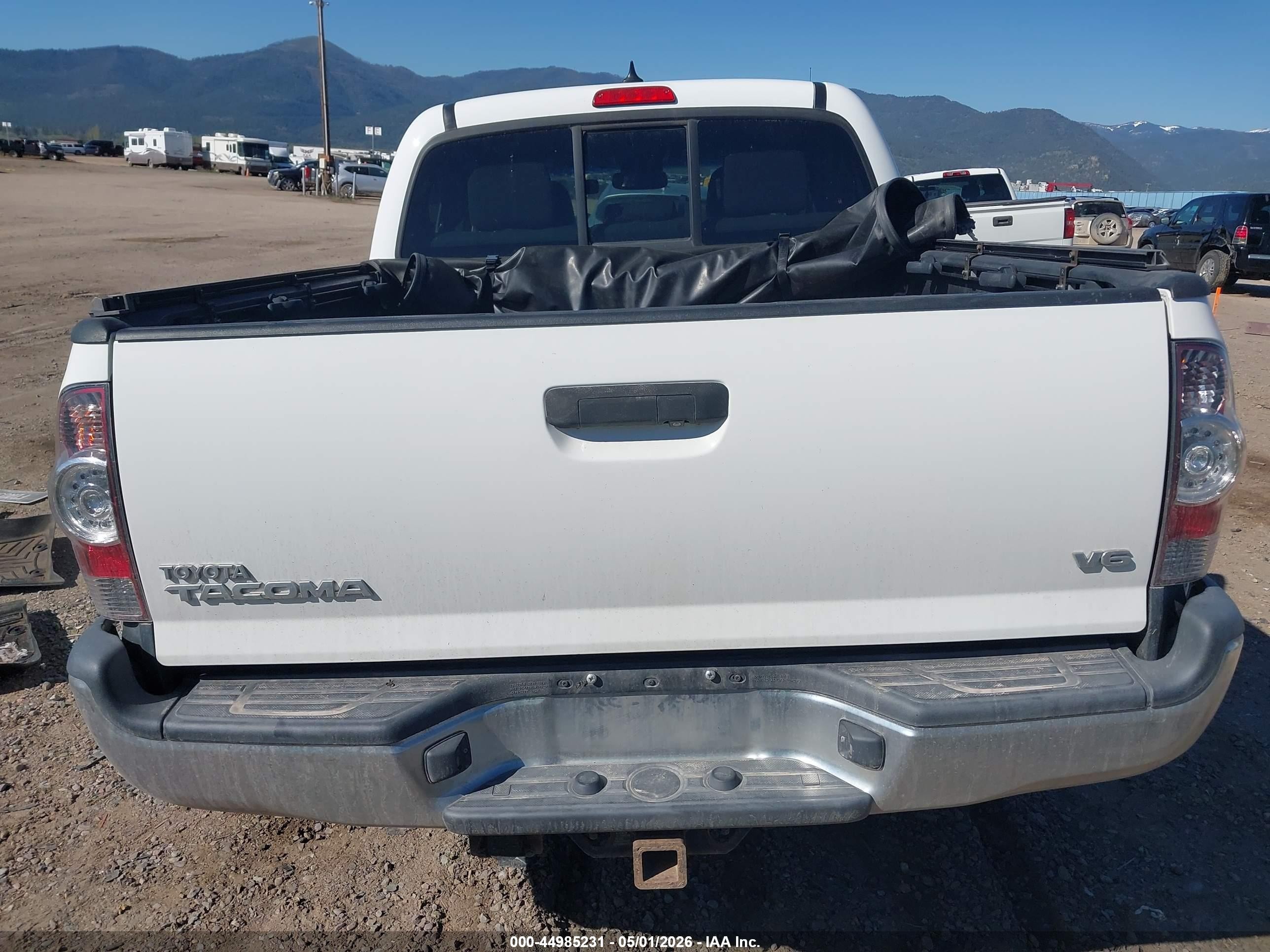 2015 Toyota Tacoma Base V6 White vin: 5TFLU4EN5FX143300