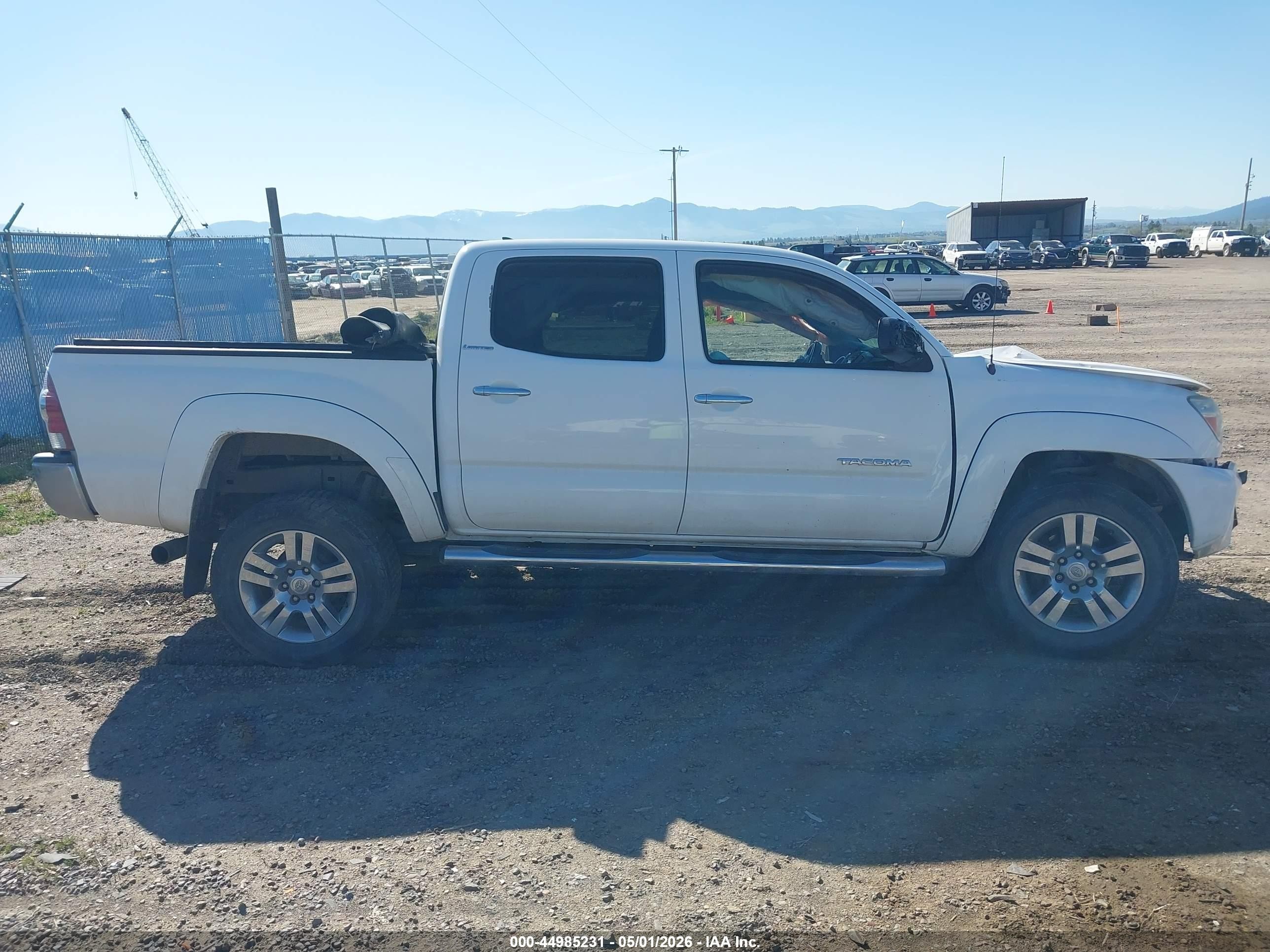 2015 Toyota Tacoma Base V6 White vin: 5TFLU4EN5FX143300