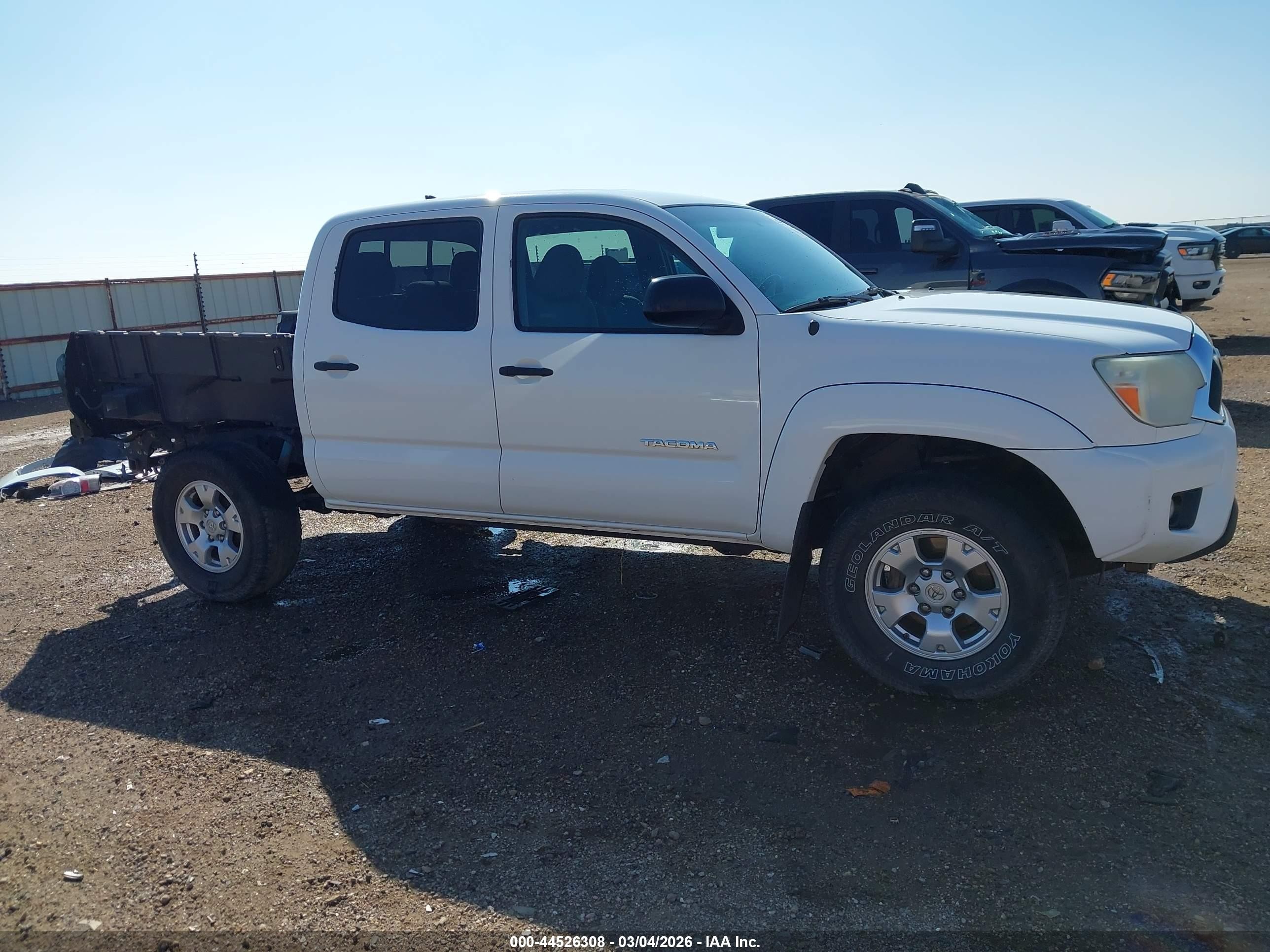 2014 Toyota Tacoma Base V6 Белый vin: 5TFLU4EN6EX100633