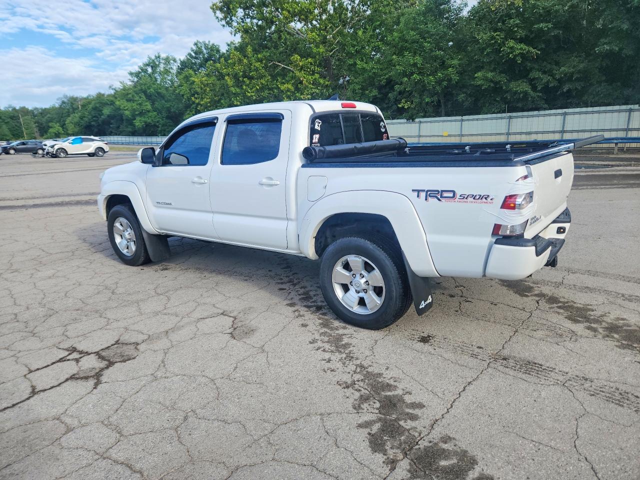 2015 Toyota Tacoma V6 White vin: 5TFLU4EN7FX132802
