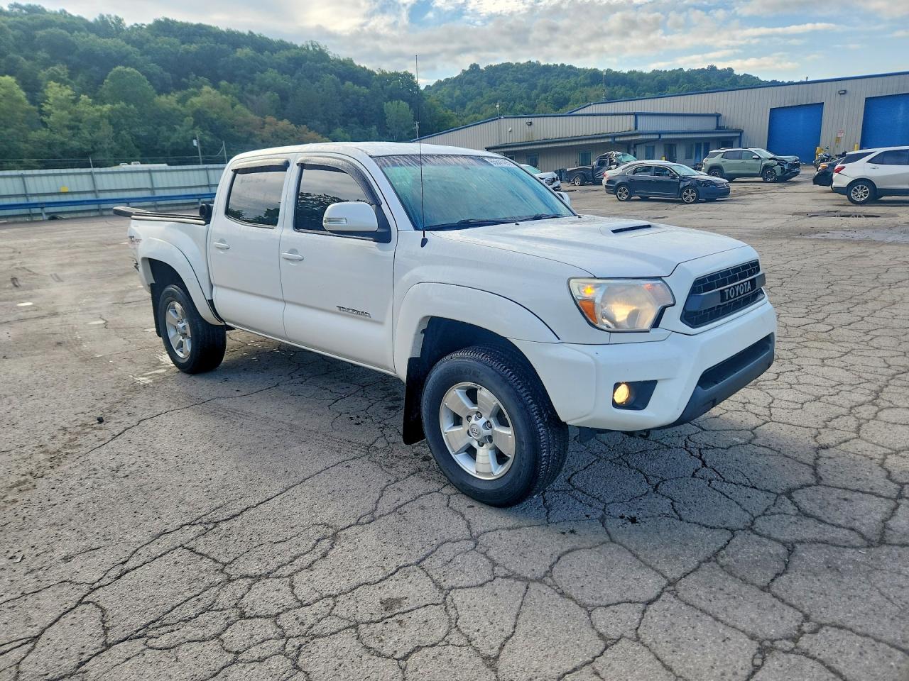 2015 Toyota Tacoma V6 White vin: 5TFLU4EN7FX132802