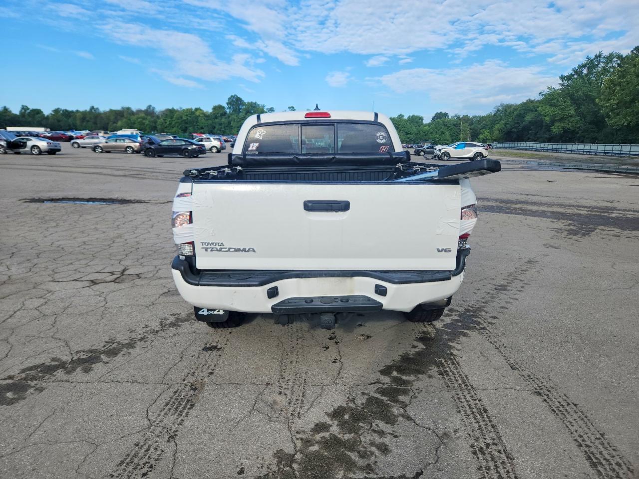 2015 Toyota Tacoma V6 White vin: 5TFLU4EN7FX132802
