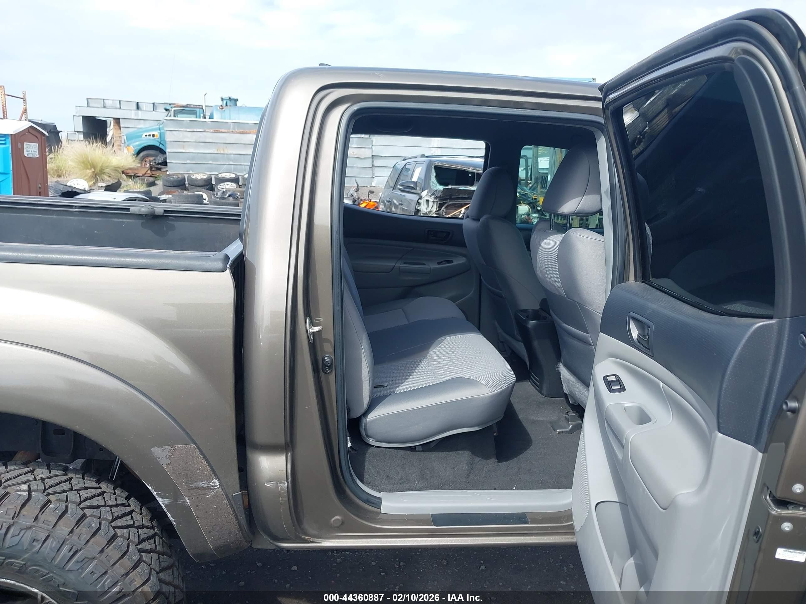 2015 Toyota Tacoma Base V6/trd Pro Brown vin: 5TFLU4EN7FX135649