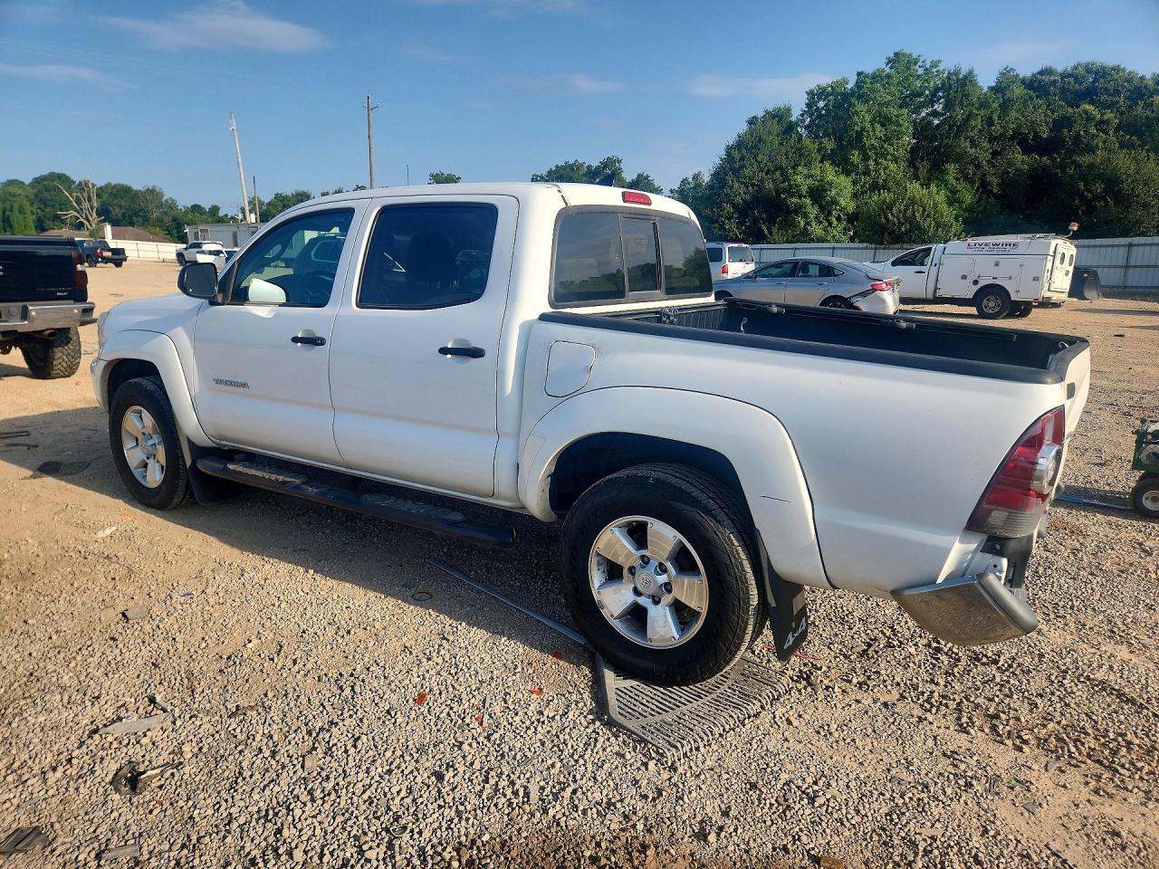 2015 Toyota Tacoma V6 White vin: 5TFLU4EN8FX123994
