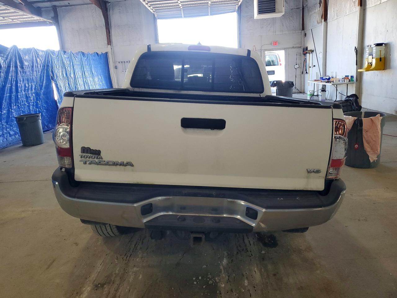 2015 Toyota Tacoma V6 White vin: 5TFLU4EN9FX143283