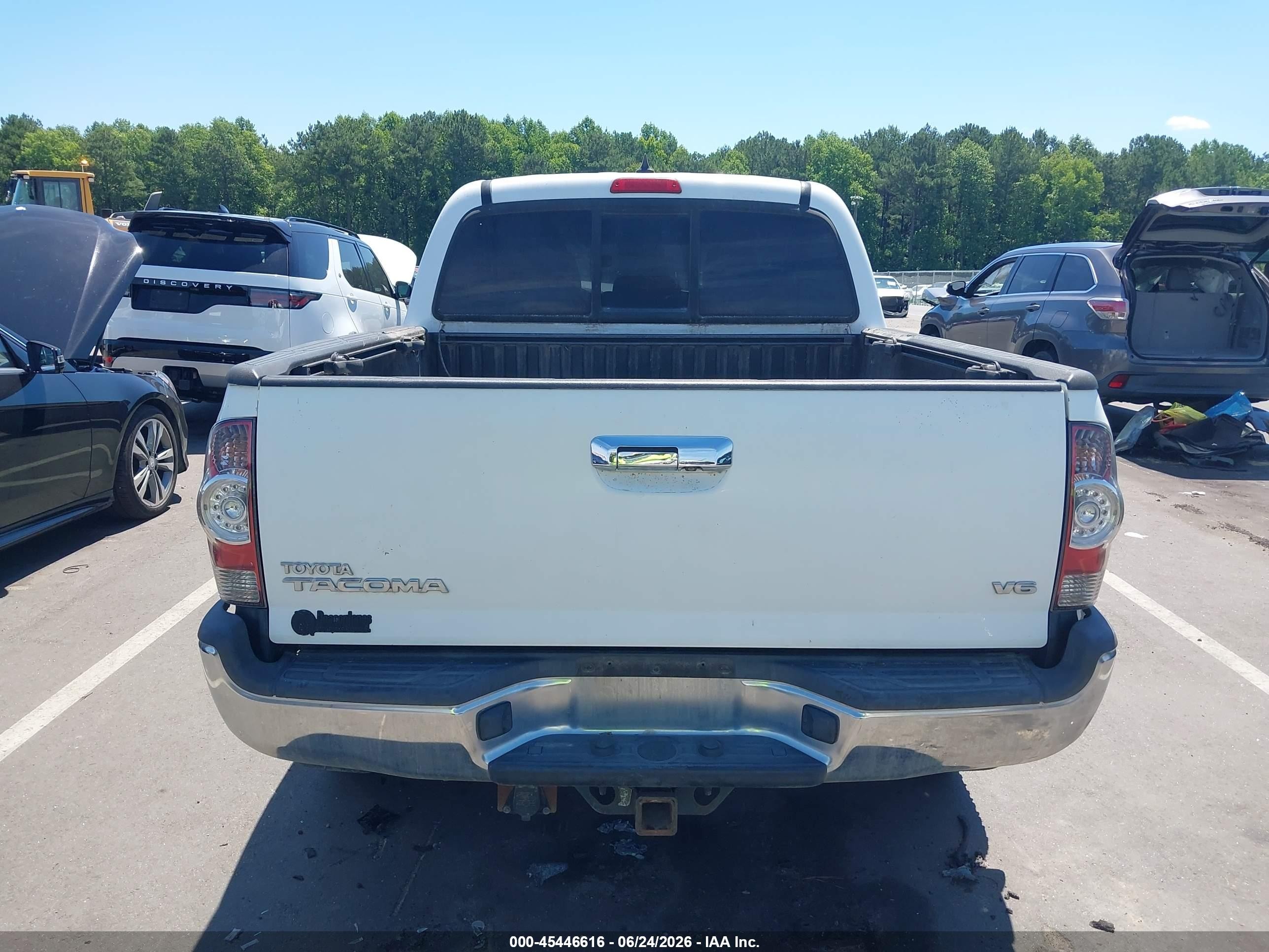 2015 Toyota Tacoma Base V6 White vin: 5TFLU4ENXFX138917