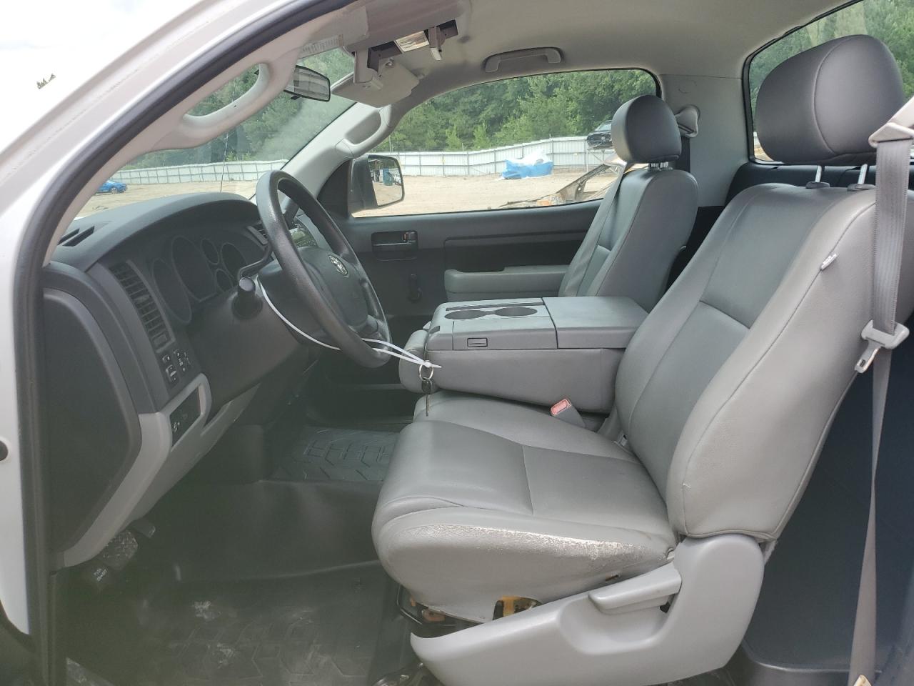 2013 Toyota Tundra Grade Белый vin: 5TFLU5F1XDX030425 Damage: Left Front Seat Molding, Loose, Repair Required