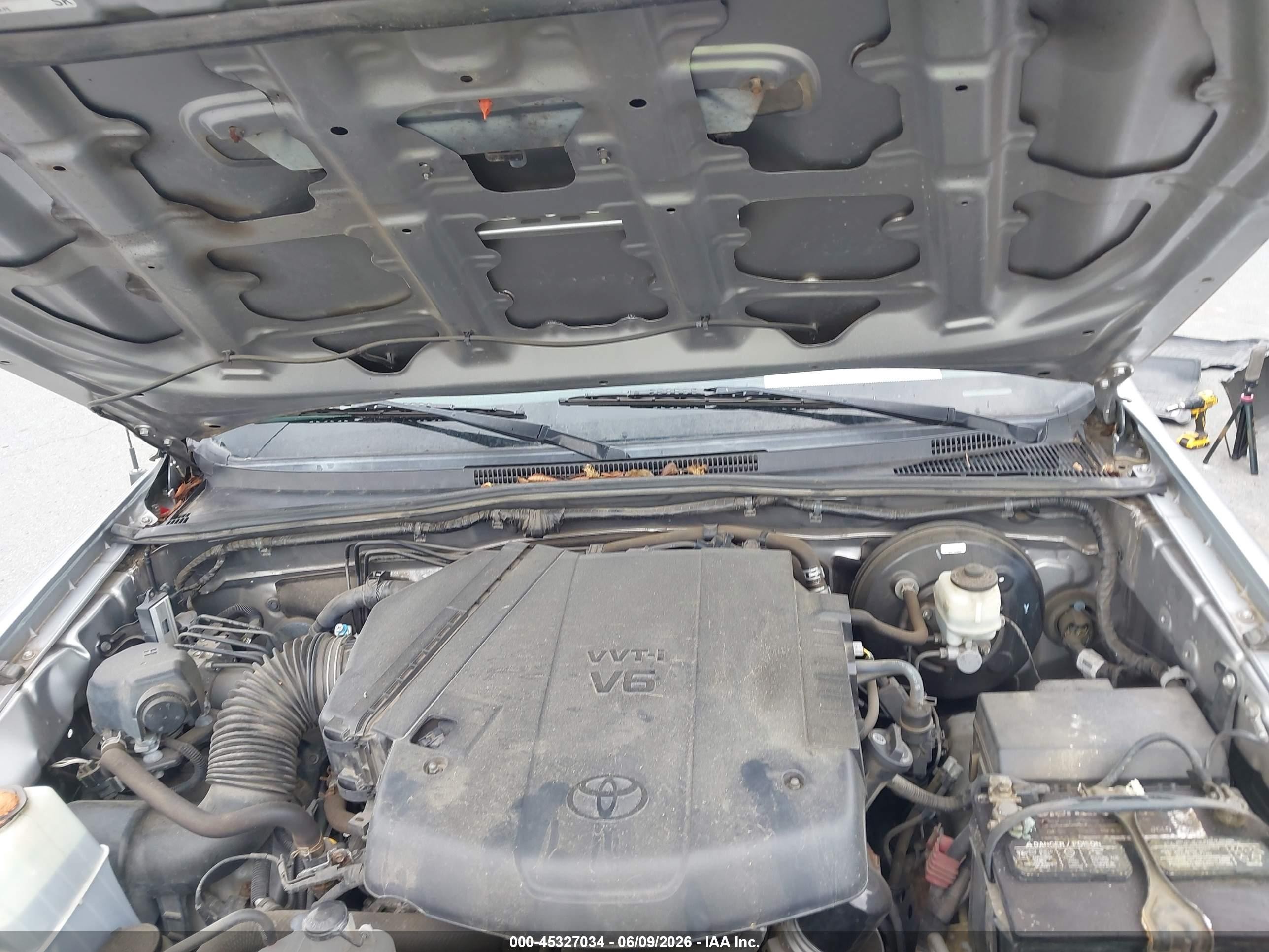 2015 Toyota Tacoma Base V6 Silver vin: 5TFMU4FN4FX031624