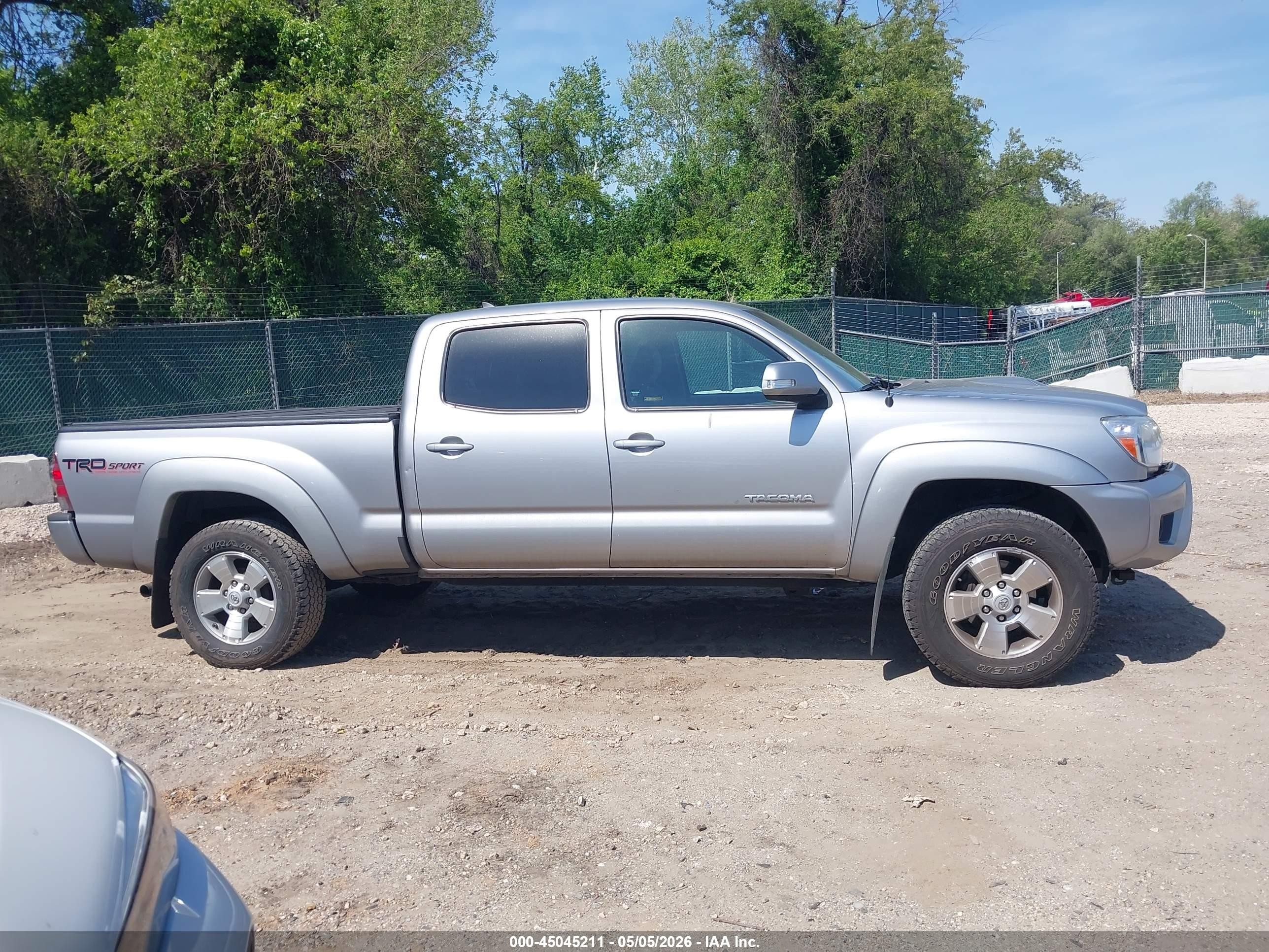 2015 Toyota Tacoma Base V6 Silver vin: 5TFMU4FNXFX028498