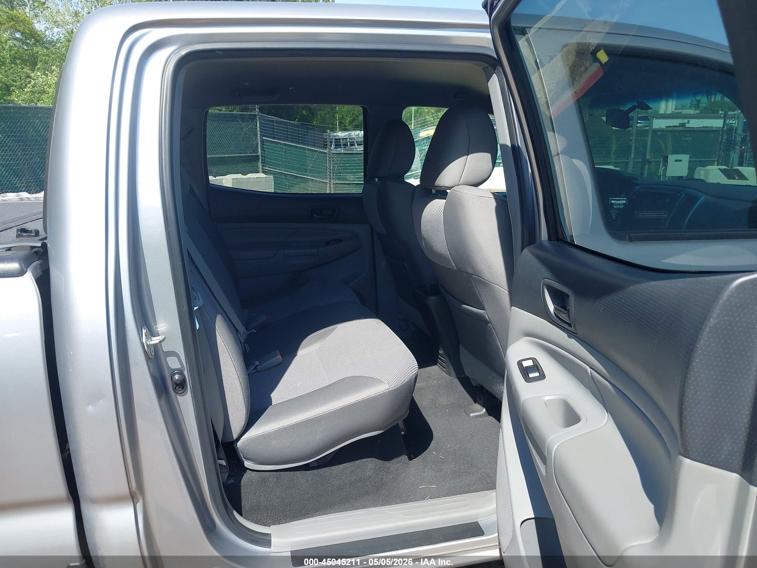 2015 Toyota Tacoma Base V6 Silver vin: 5TFMU4FNXFX028498