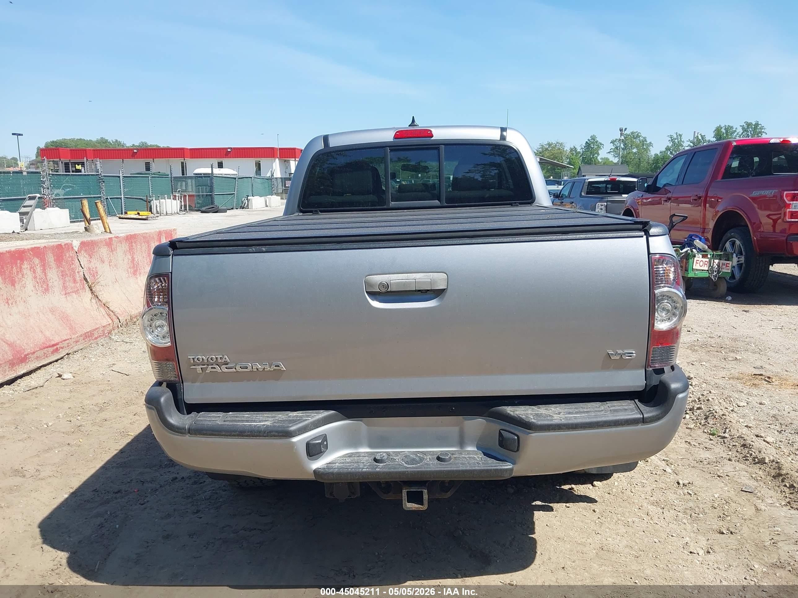 2015 Toyota Tacoma Base V6 Silver vin: 5TFMU4FNXFX028498