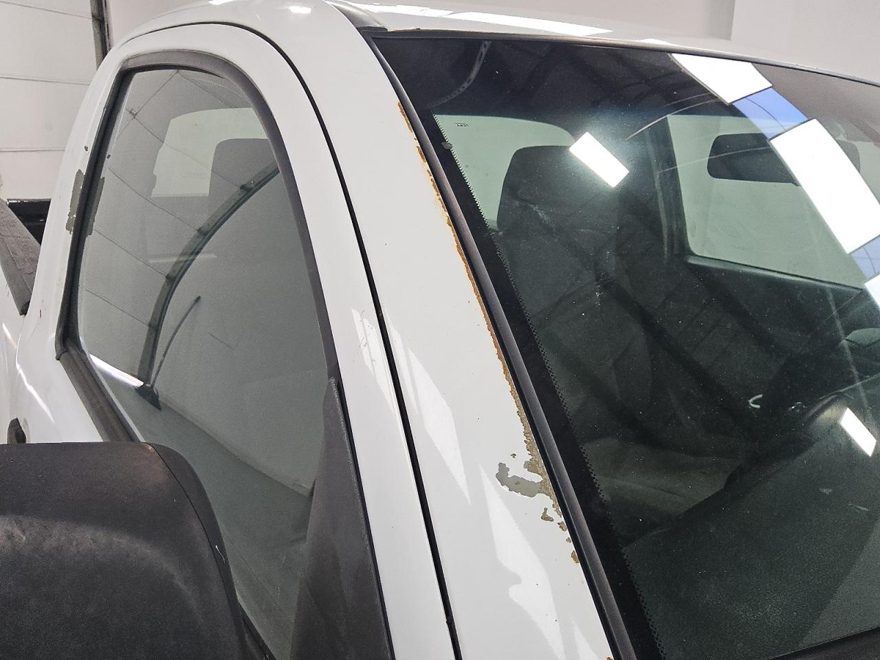2013 Toyota Tacoma Base White vin: 5TFNX4CN0DX022027 Damage: Right Drip Rail, Peeling, > 12 Inches