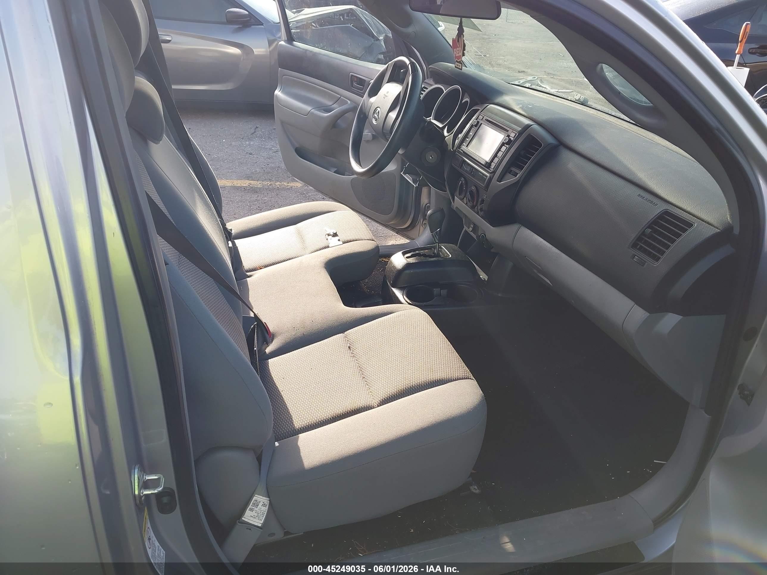 2014 Toyota Tacoma Silver vin: 5TFNX4CN2EX040966