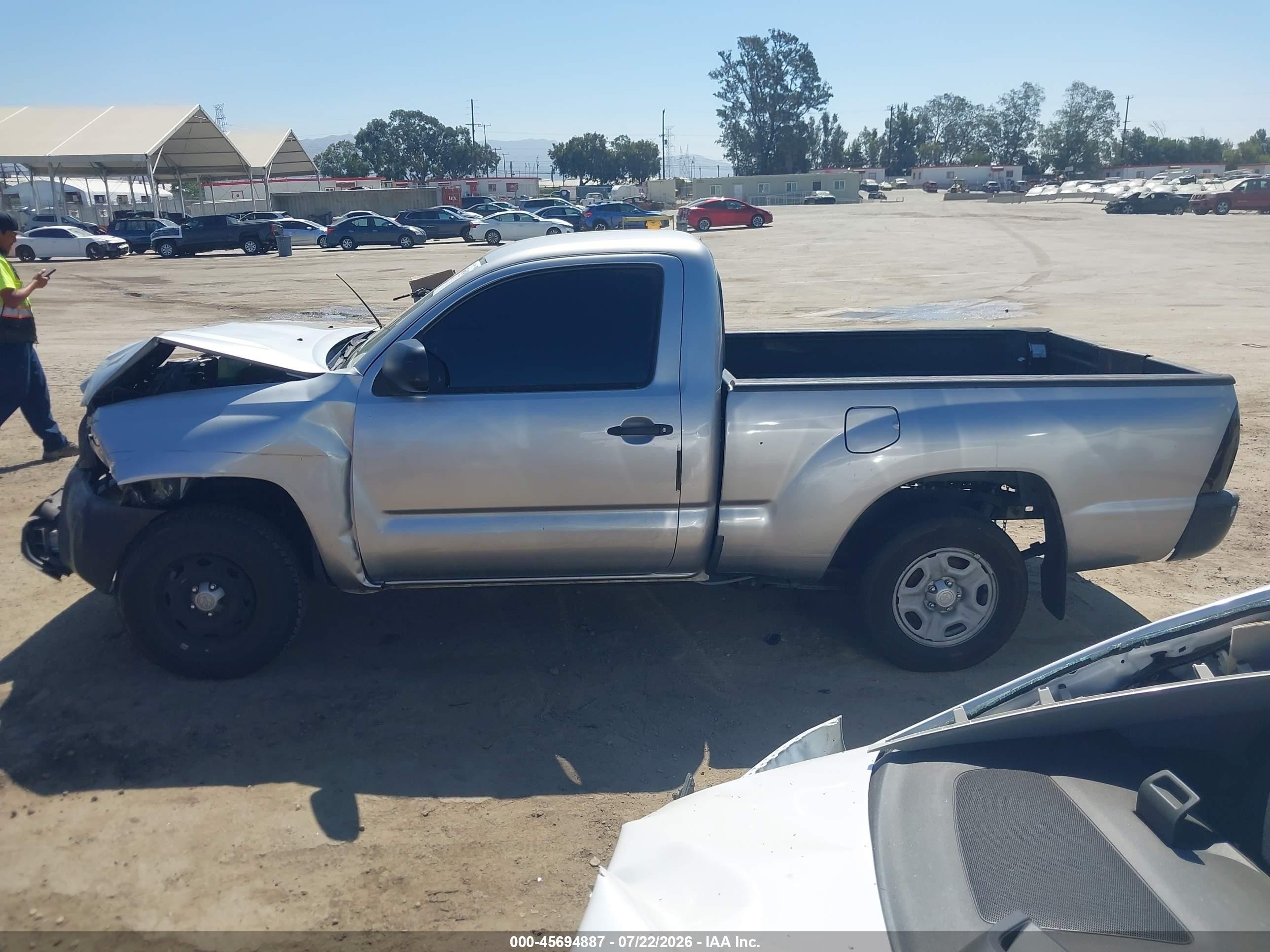 2014 Toyota Tacoma   Silver vin: 5TFNX4CNXEX037572