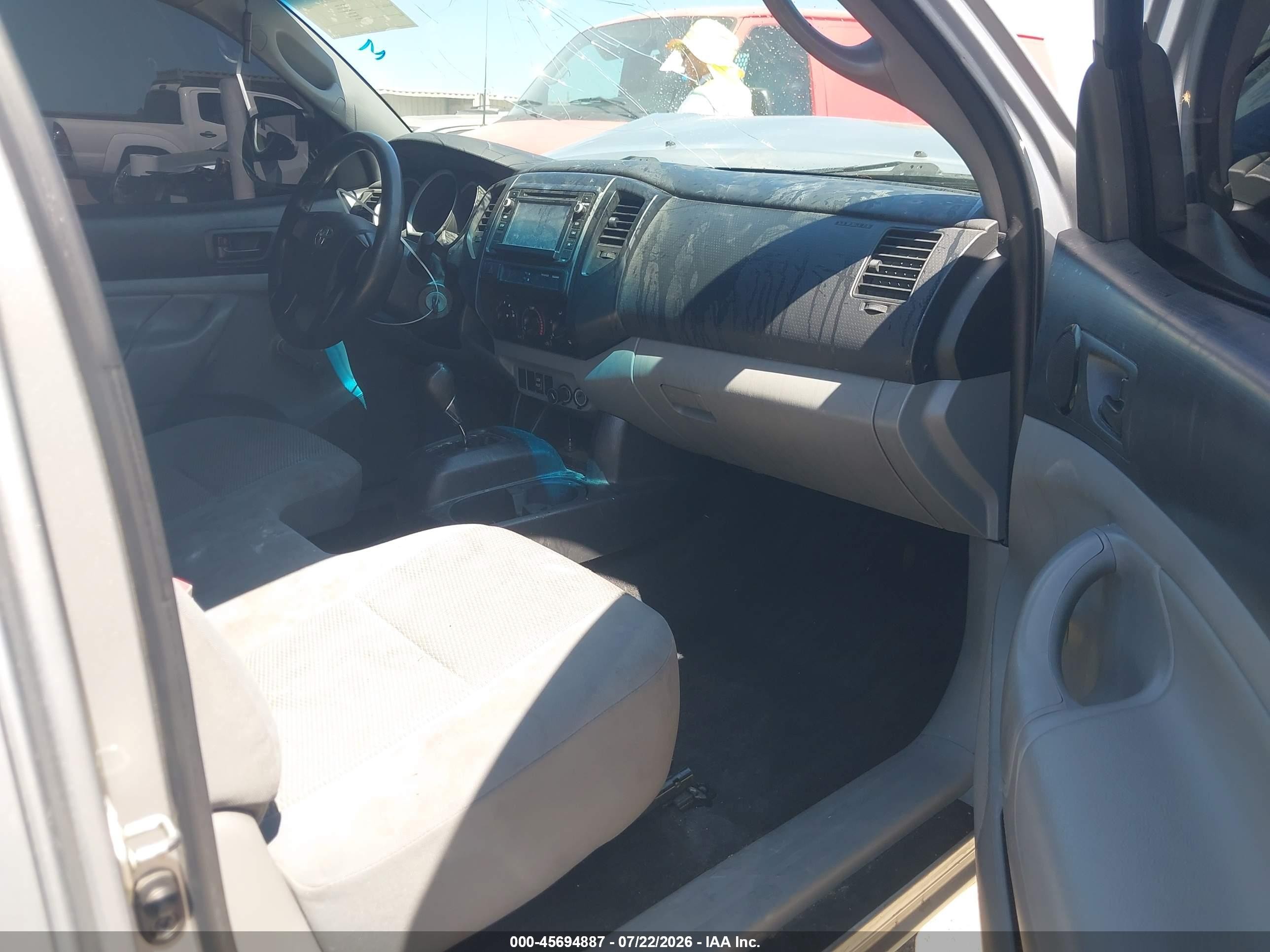 2014 Toyota Tacoma   Silver vin: 5TFNX4CNXEX037572