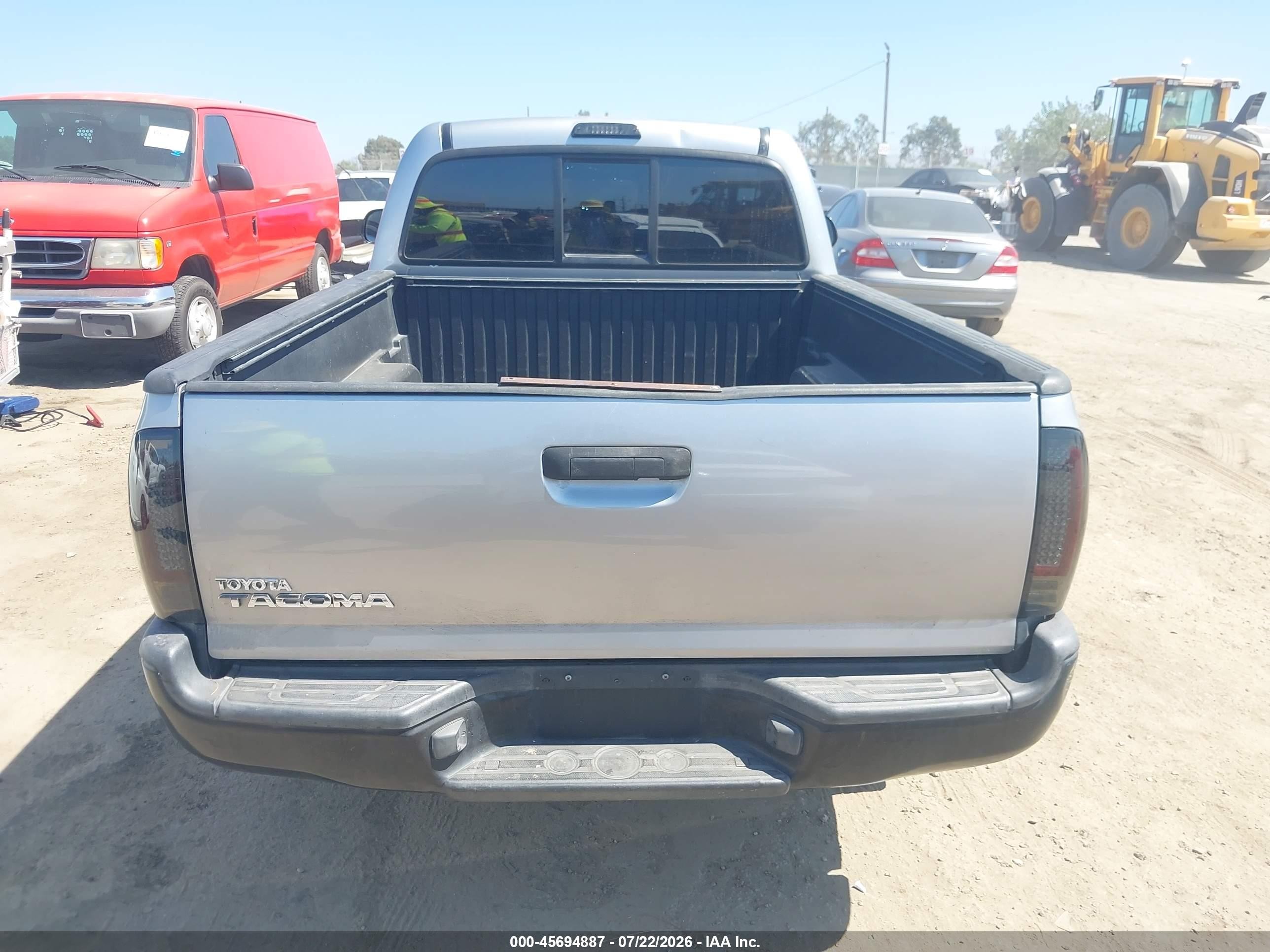 2014 Toyota Tacoma   Silver vin: 5TFNX4CNXEX037572