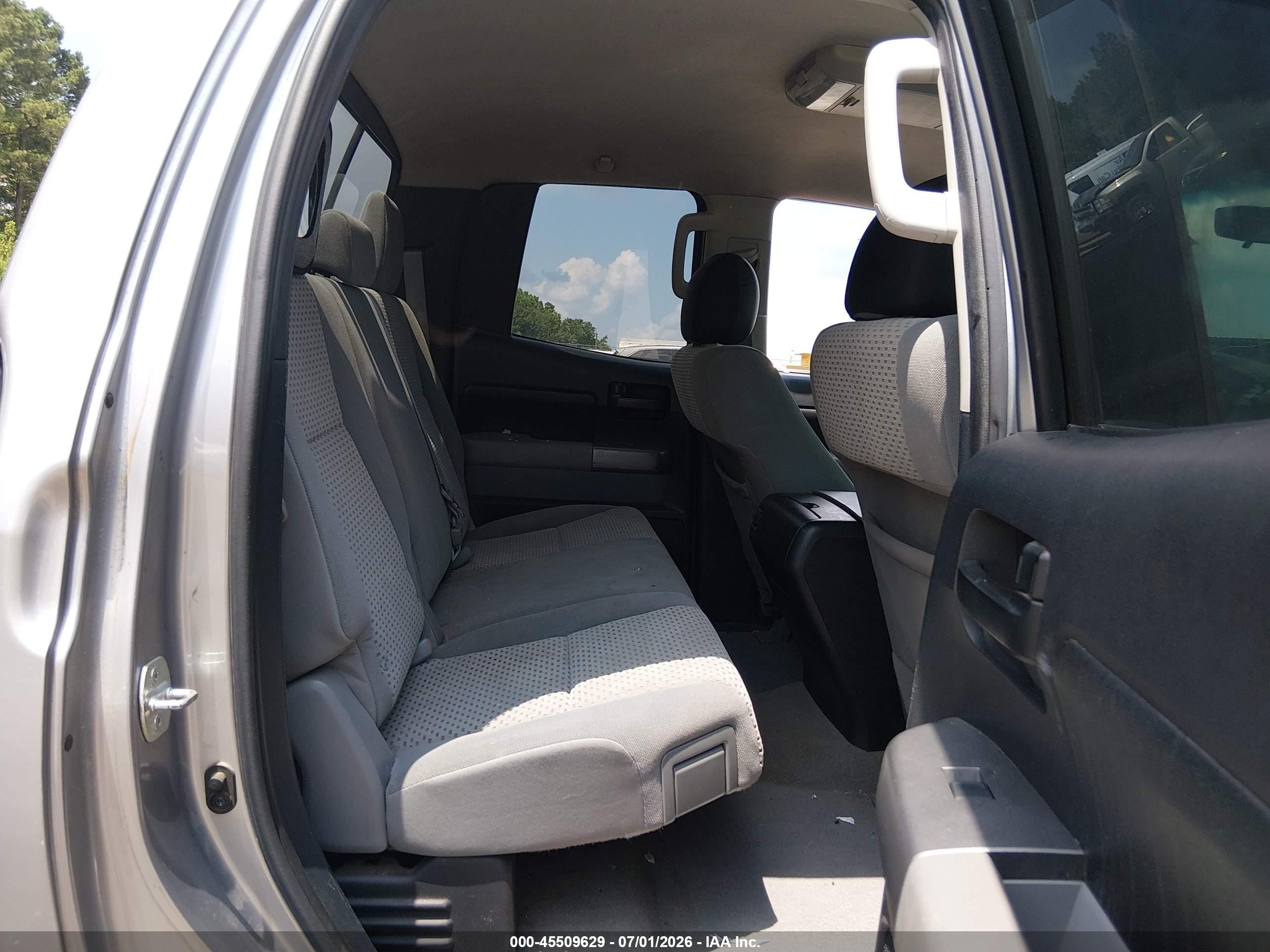 2010 Toyota Tundra Grade 4.6l V8 White vin: 5TFRM5F11AX009100