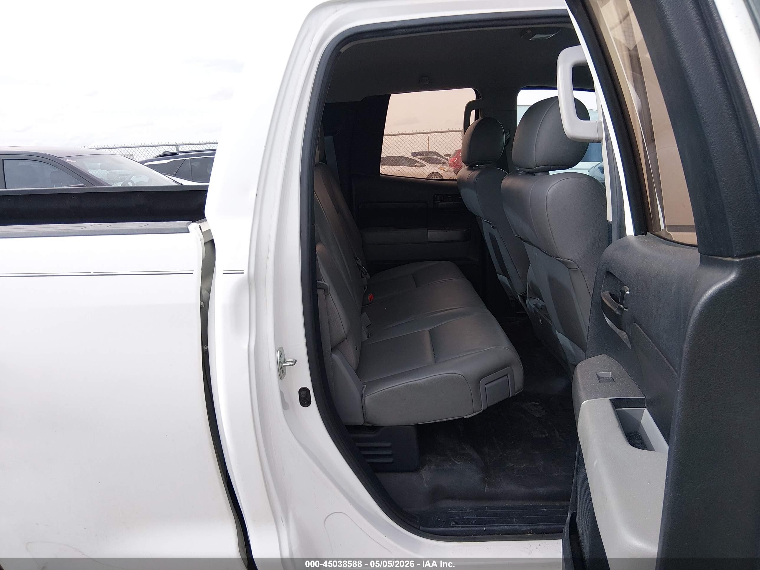 2010 Toyota Tundra Grade 4.6l V8 White vin: 5TFRM5F11AX015978