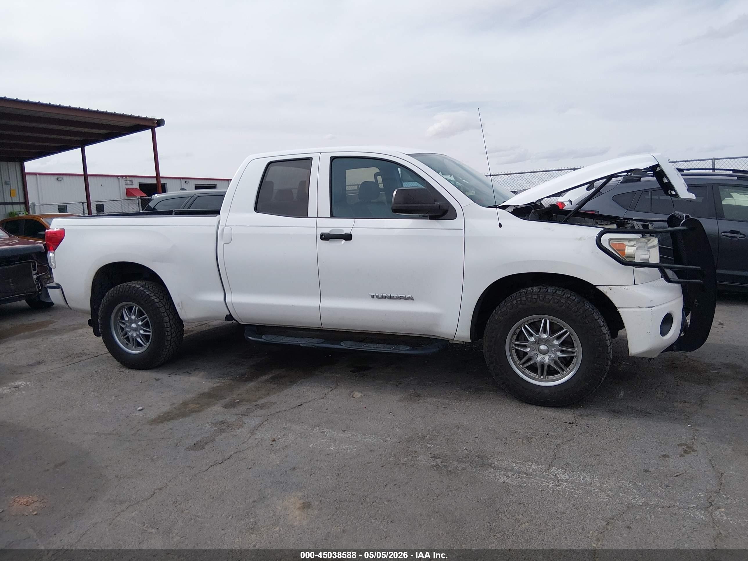 2010 Toyota Tundra Grade 4.6l V8 White vin: 5TFRM5F11AX015978