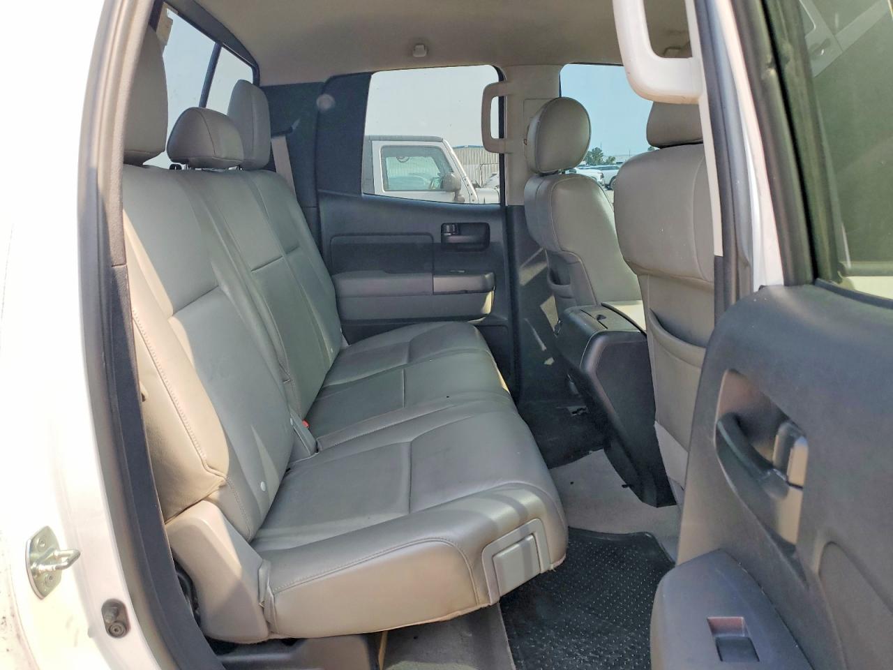 2011 Toyota Tundra Double Cab Sr5 White vin: 5TFRM5F11BX028411