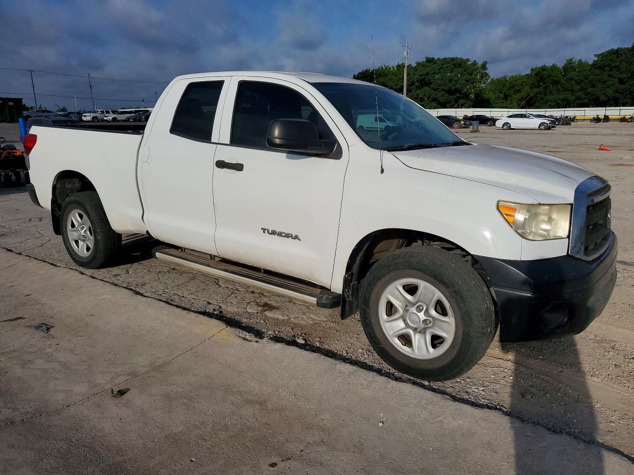 2013 Toyota Tundra Double Cab Sr5 White vin: 5TFRM5F11DX055840