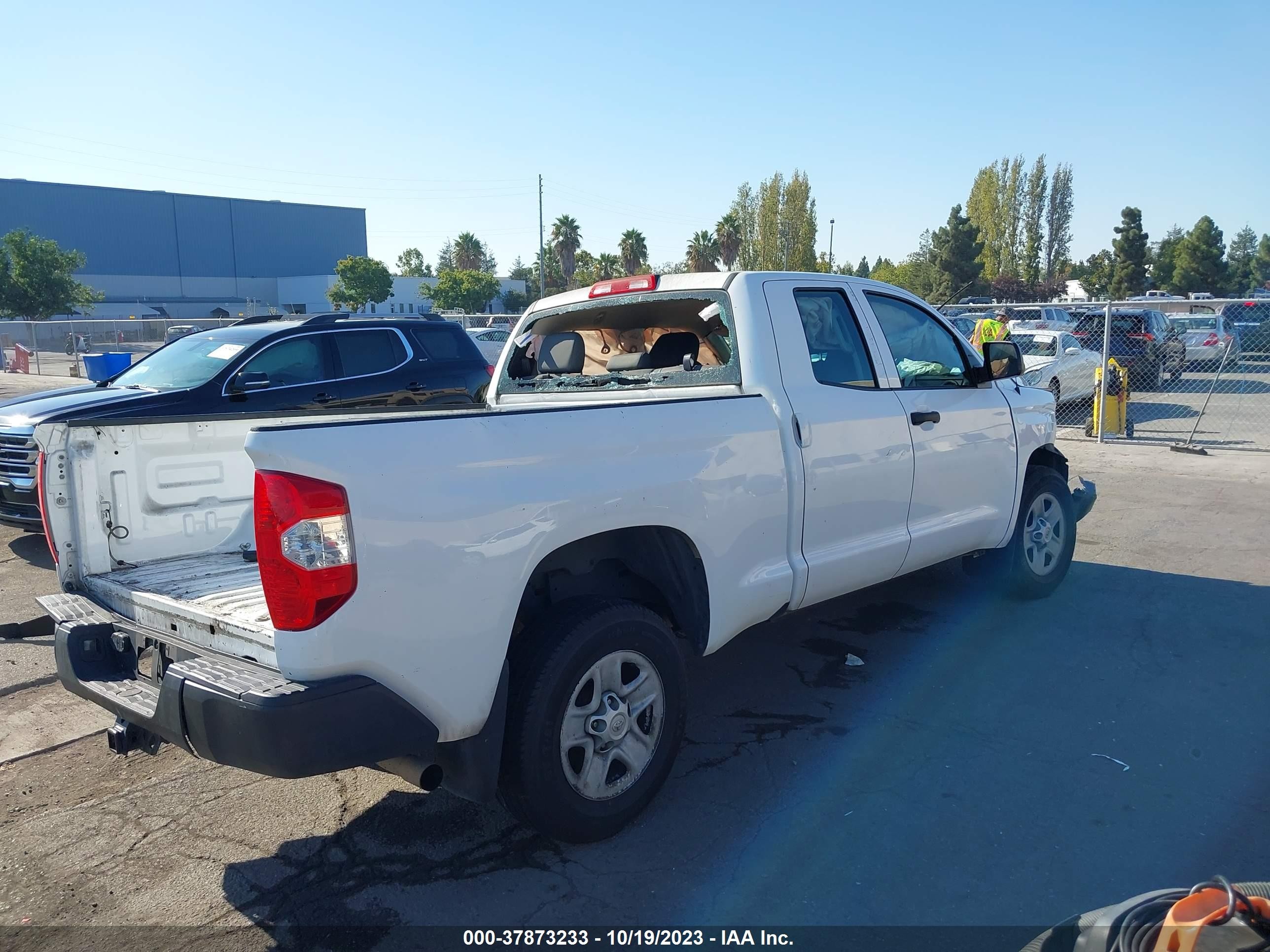 2015 Toyota Tundra Sr 4.6l V8 Белый vin: 5TFRM5F11FX092437