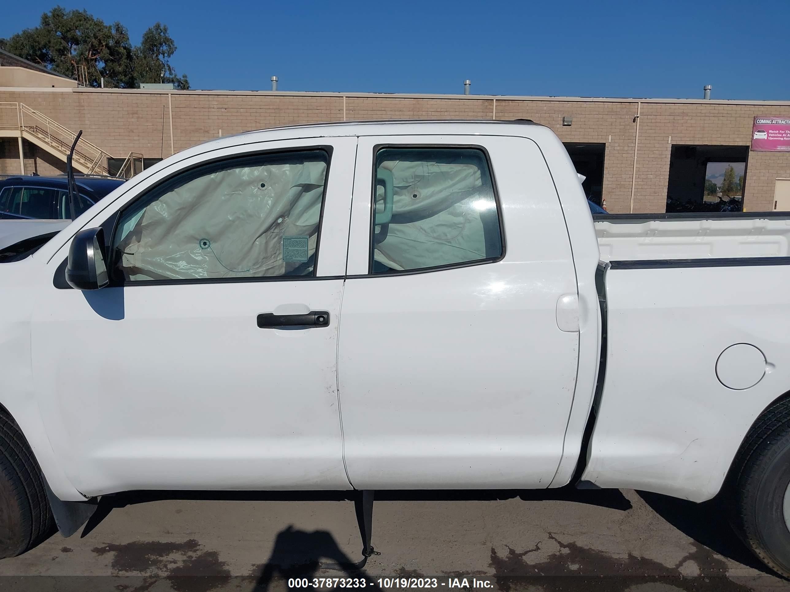 2015 Toyota Tundra Sr 4.6l V8 Белый vin: 5TFRM5F11FX092437