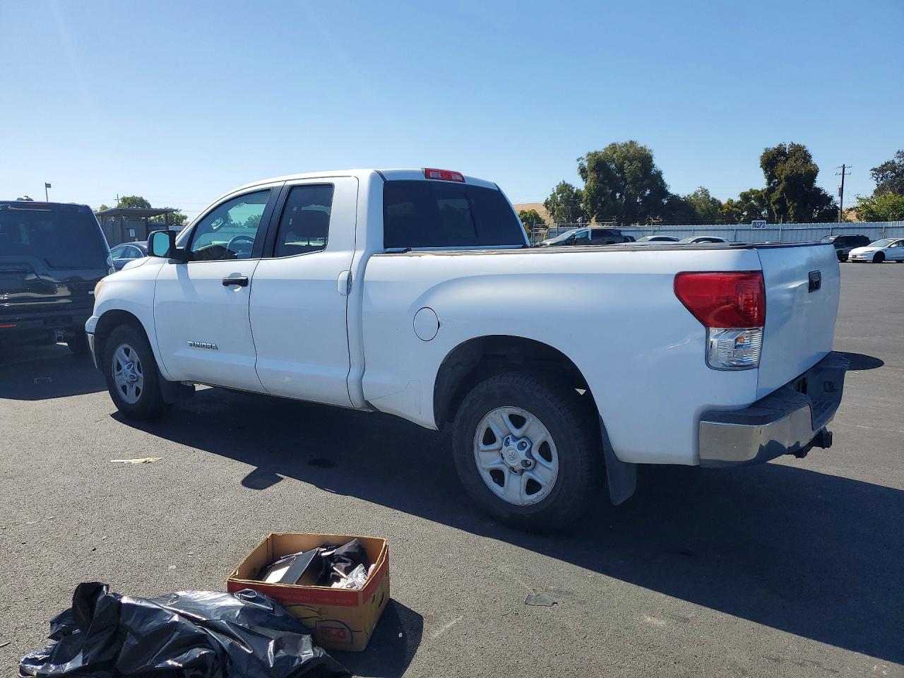 2011 Toyota Tundra Double Cab Sr5 Белый vin: 5TFRM5F12BX031687