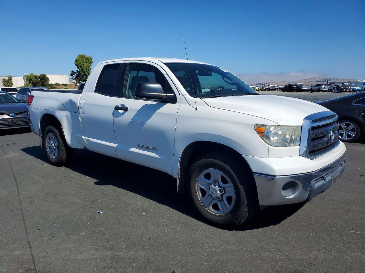2011 Toyota Tundra Double Cab Sr5 Белый vin: 5TFRM5F12BX031687