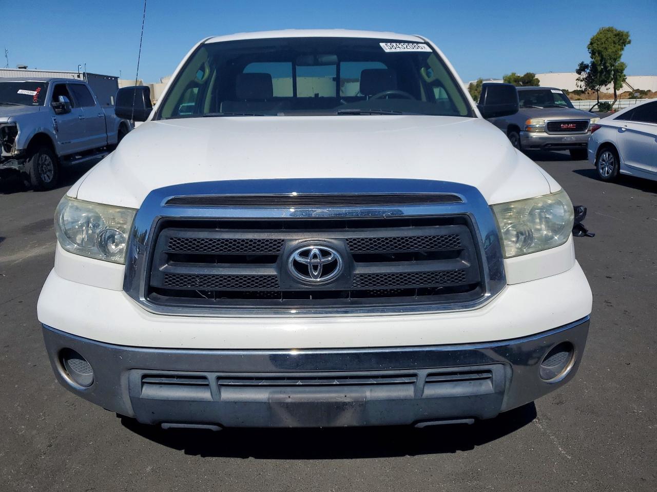 2011 Toyota Tundra Double Cab Sr5 Белый vin: 5TFRM5F12BX031687