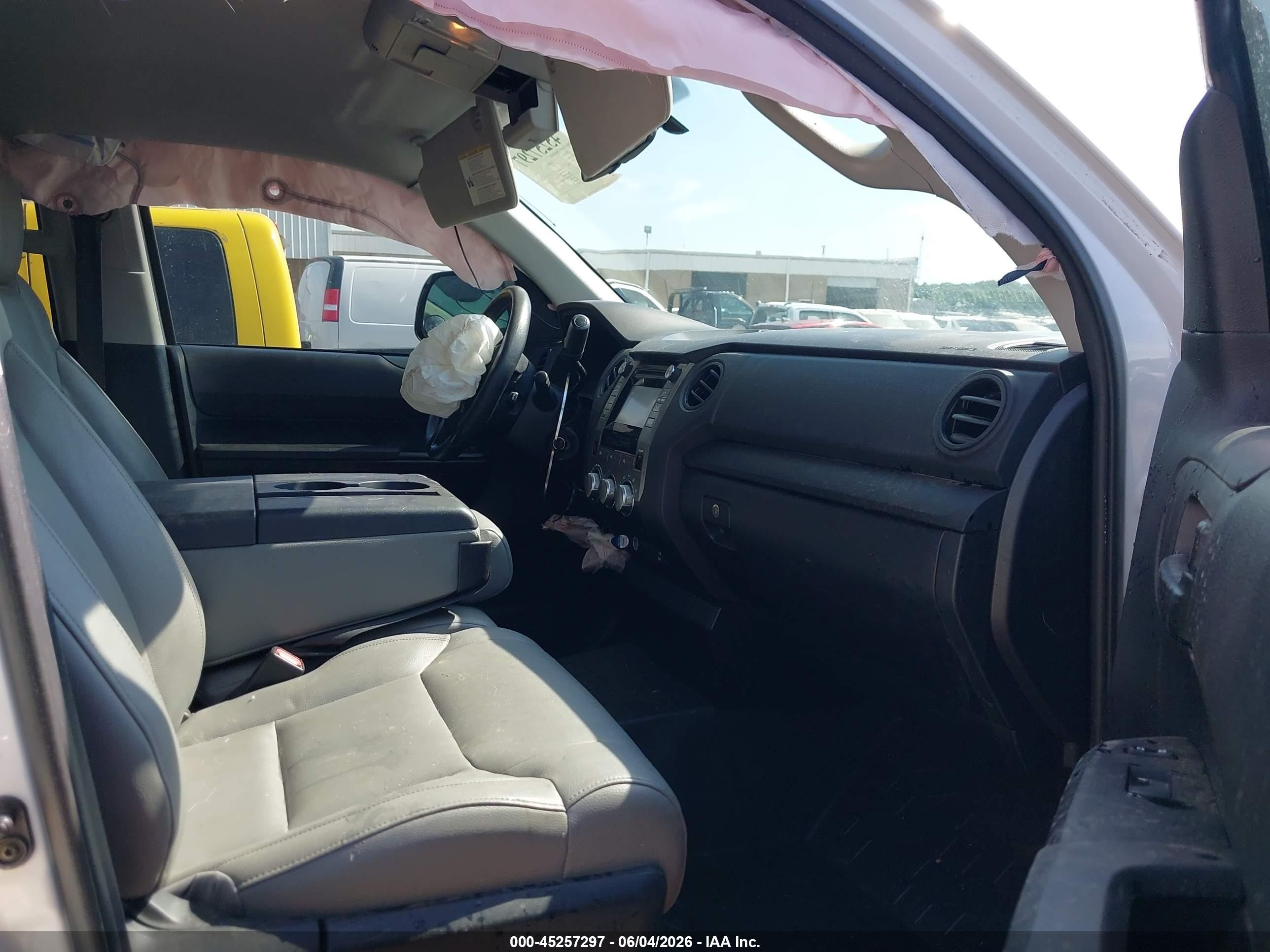 2014 Toyota Tundra Sr 4.6l V8 White vin: 5TFRM5F12EX069165
