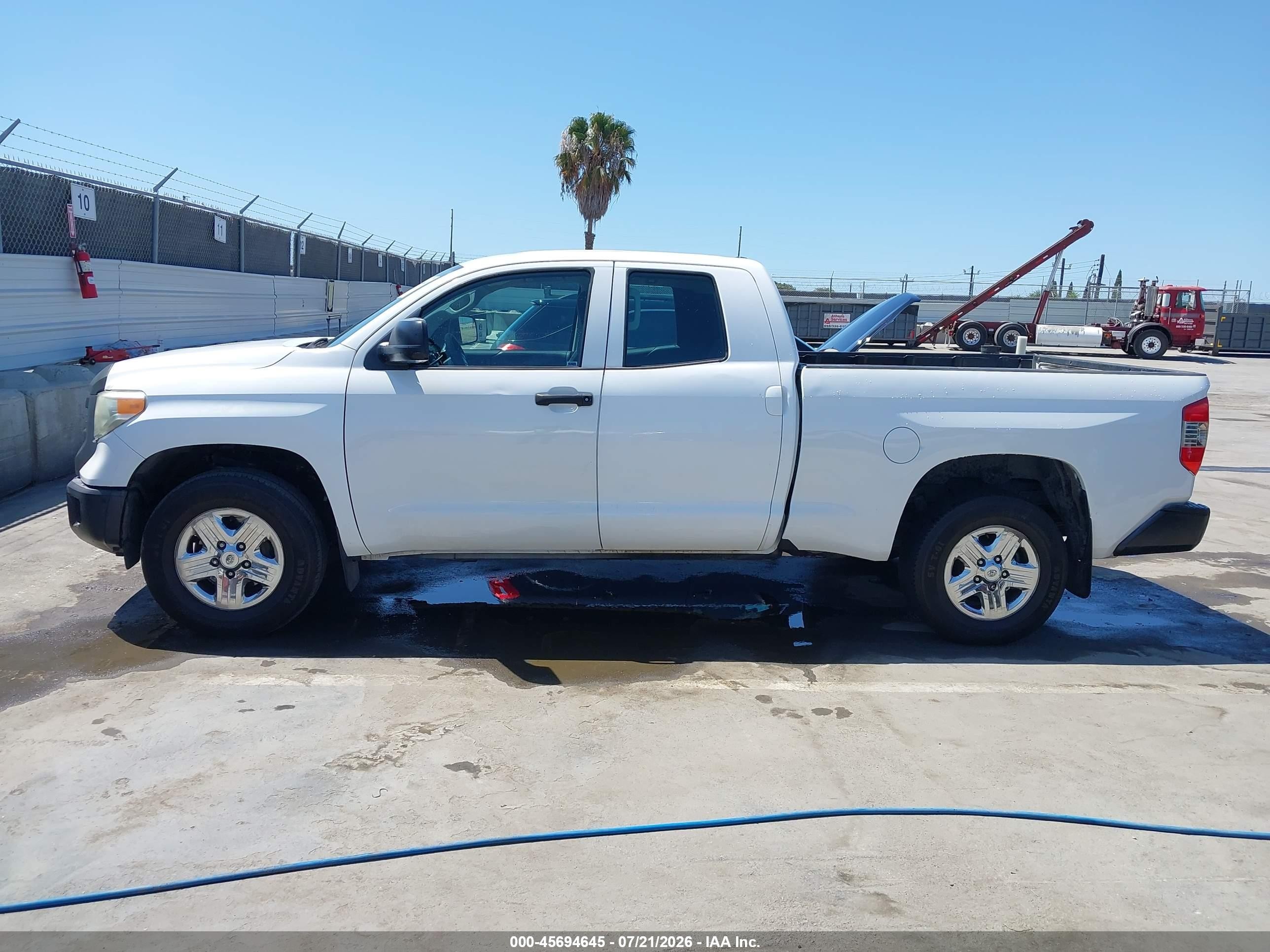 2015 Toyota Tundra Sr 4.6l V8 White vin: 5TFRM5F12FX083309