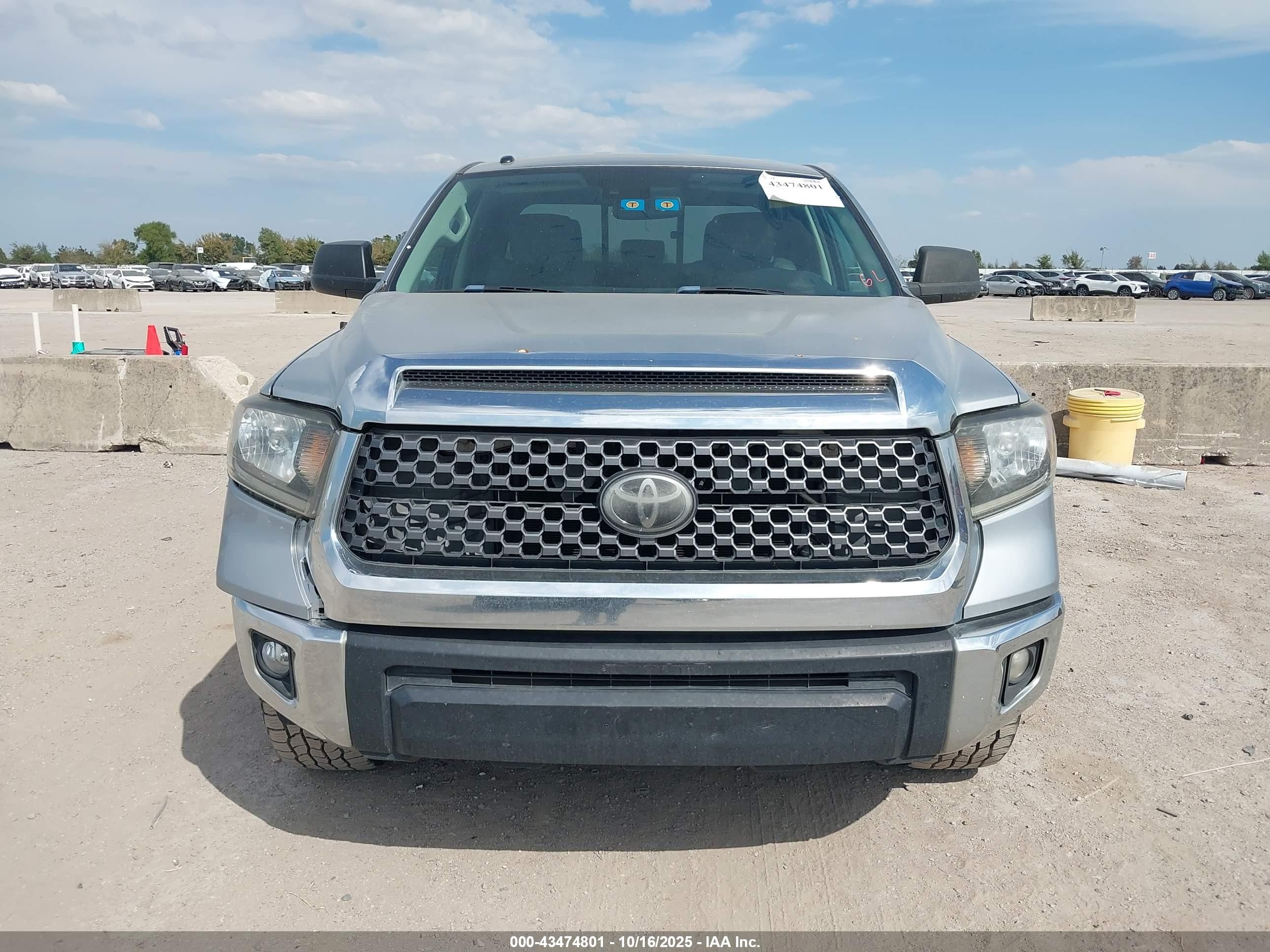2018 Toyota Tundra Sr5 4.6l V8 Серебряный vin: 5TFRM5F14JX125410