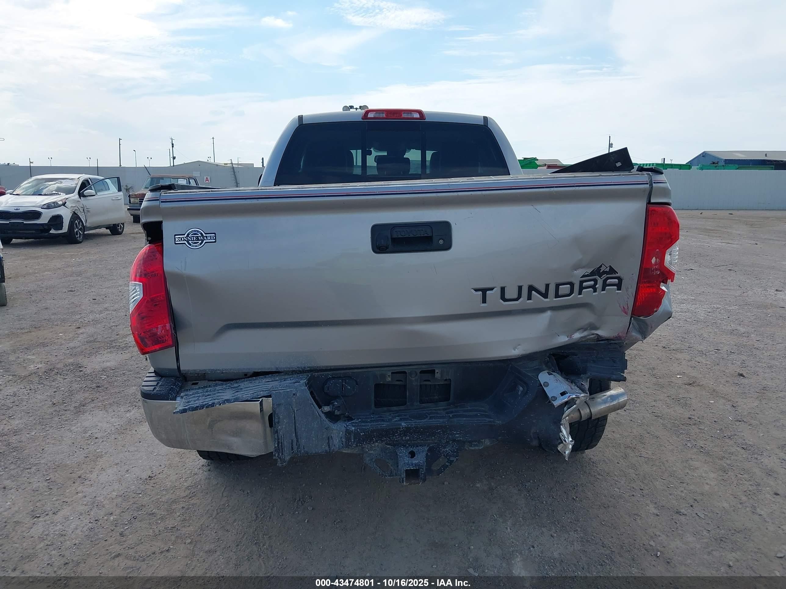 2018 Toyota Tundra Sr5 4.6l V8 Серебряный vin: 5TFRM5F14JX125410