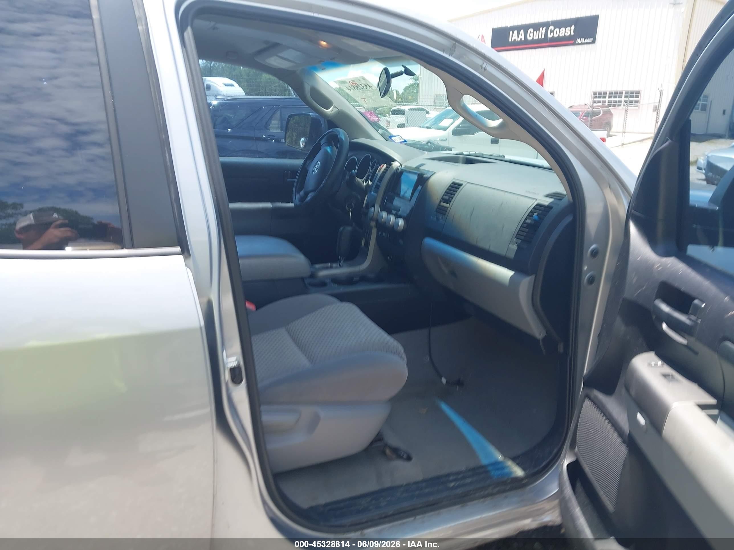 2010 Toyota Tundra Grade 4.6l V8 Silver vin: 5TFRM5F15AX003655