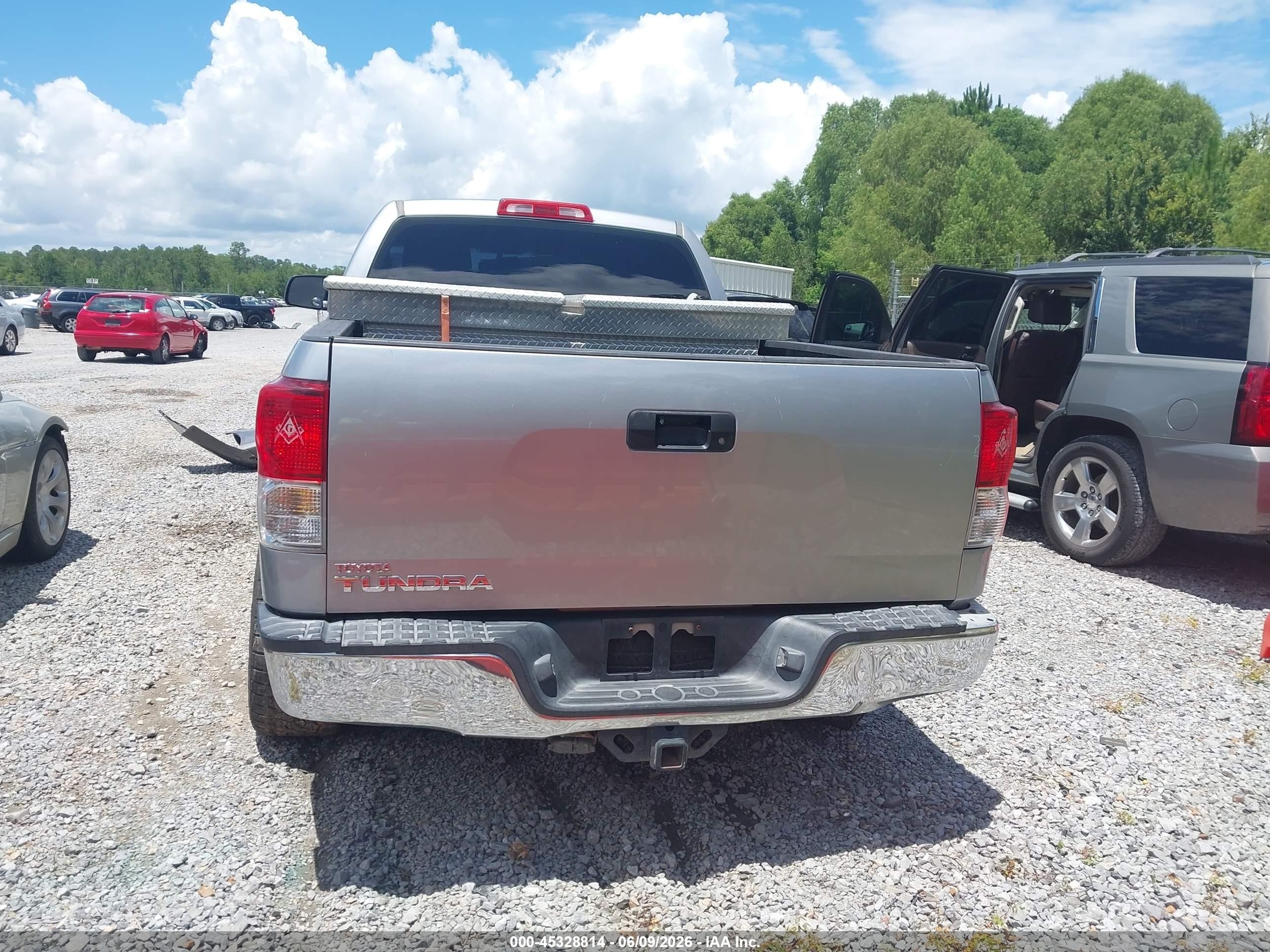 2010 Toyota Tundra Grade 4.6l V8 Silver vin: 5TFRM5F15AX003655
