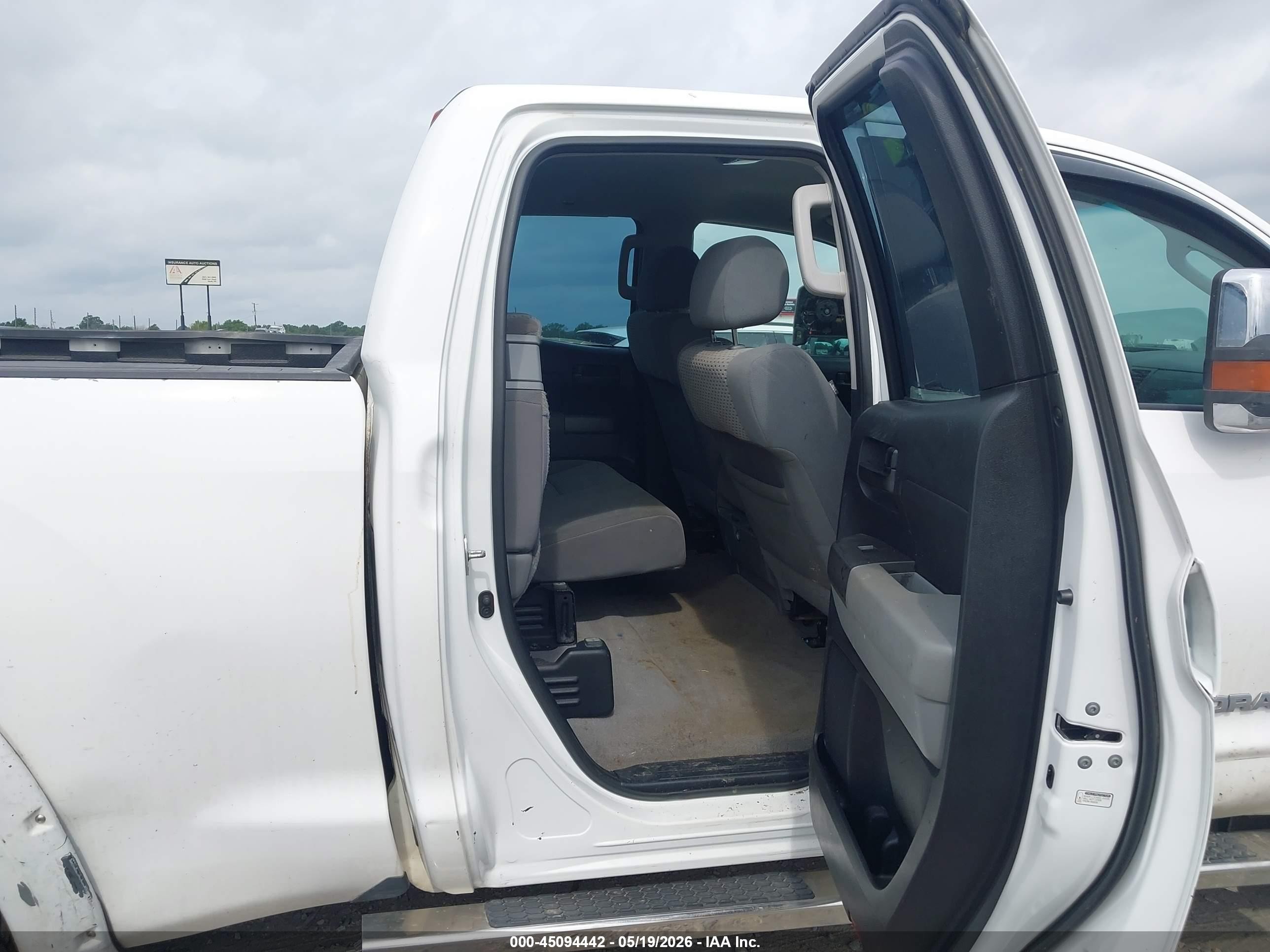 2011 Toyota Tundra Grade 4.6l V8 White vin: 5TFRM5F15BX026340
