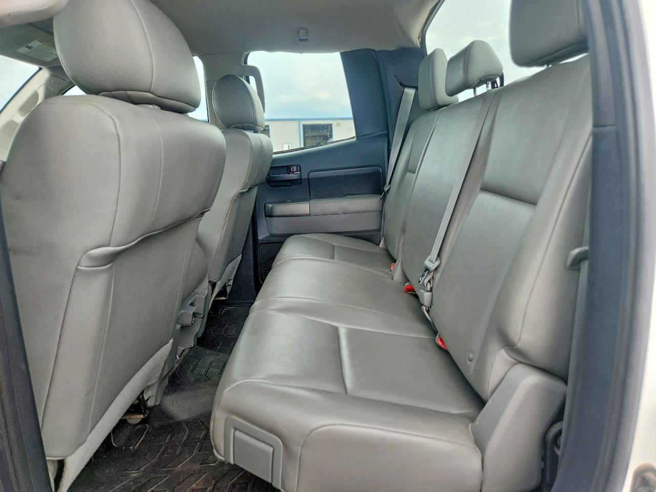 2010 Toyota Tundra Double Cab Sr5 White vin: 5TFRM5F17AX016939