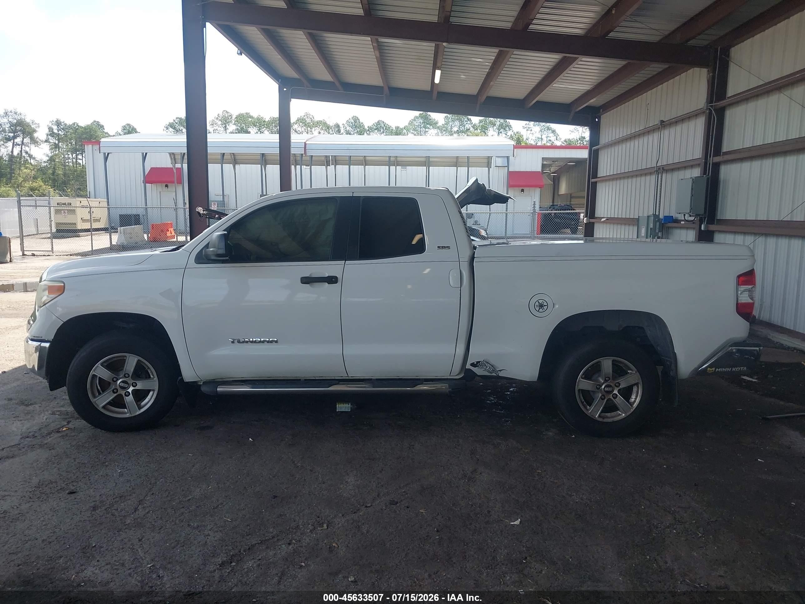 2014 Toyota Tundra Sr5 4.6l V8 White vin: 5TFRM5F17EX072482