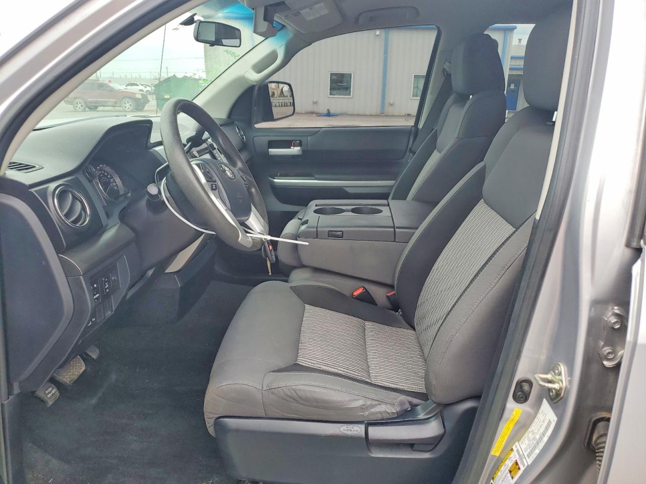 2017 Toyota Tundra Sr5 Серебряный vin: 5TFRM5F18HX114565