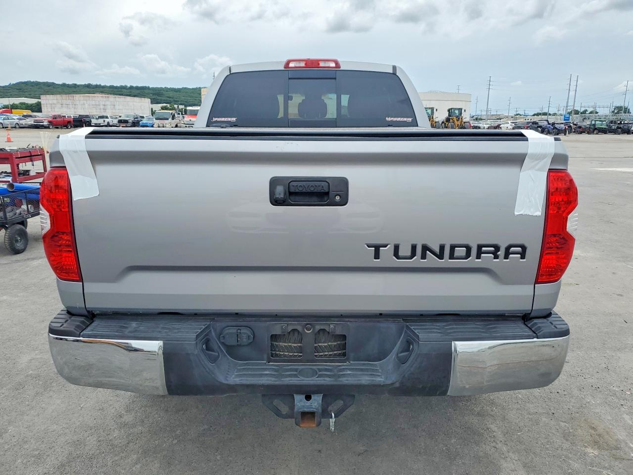 2017 Toyota Tundra Sr5 Серебряный vin: 5TFRM5F18HX114565