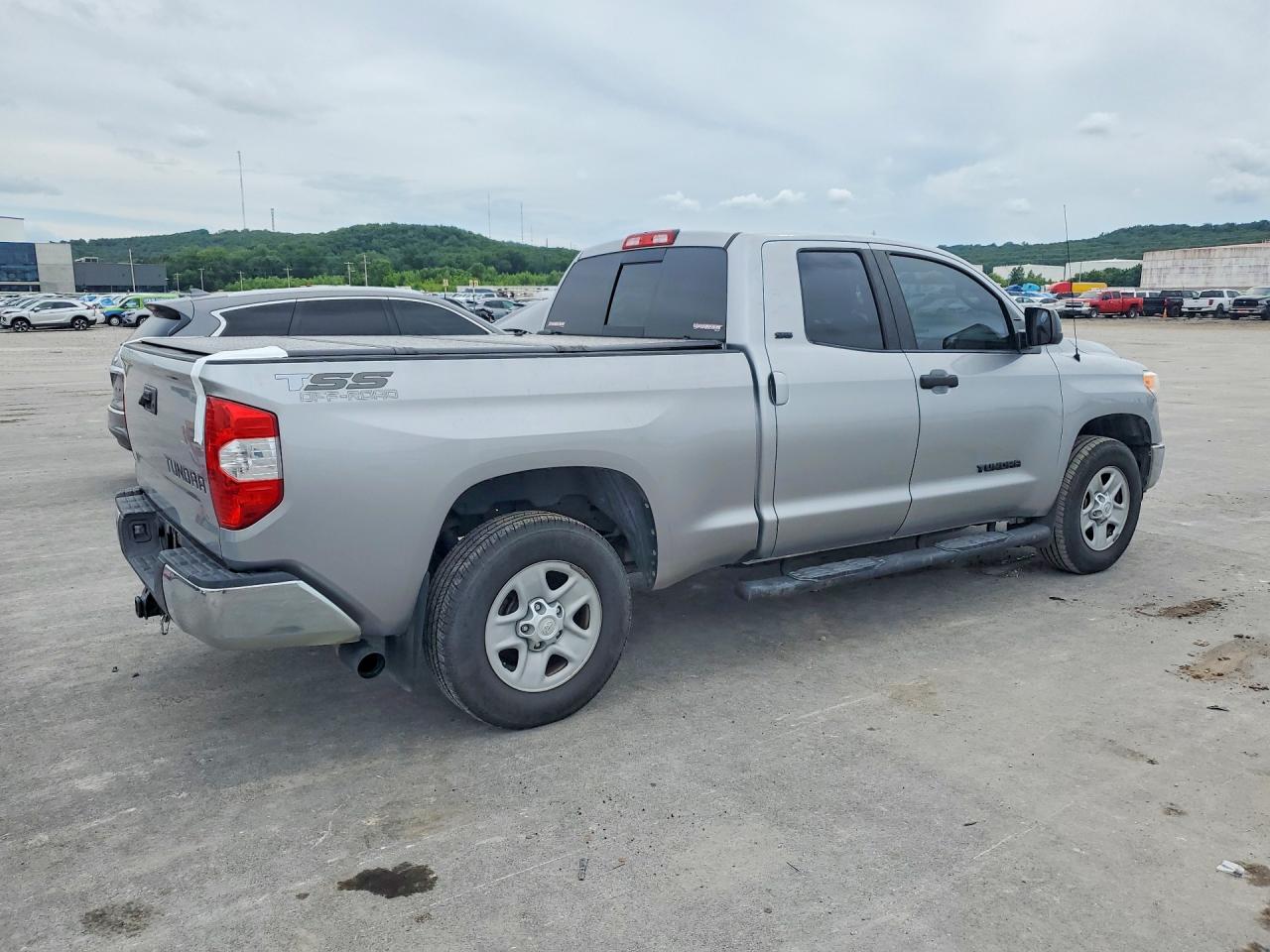 2017 Toyota Tundra Sr5 Серебряный vin: 5TFRM5F18HX114565