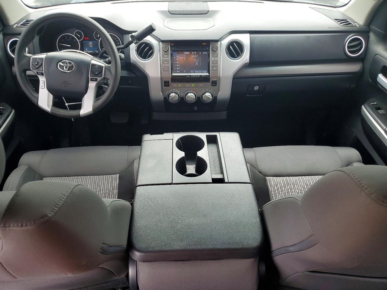2017 Toyota Tundra Sr5 Серебряный vin: 5TFRM5F18HX114565